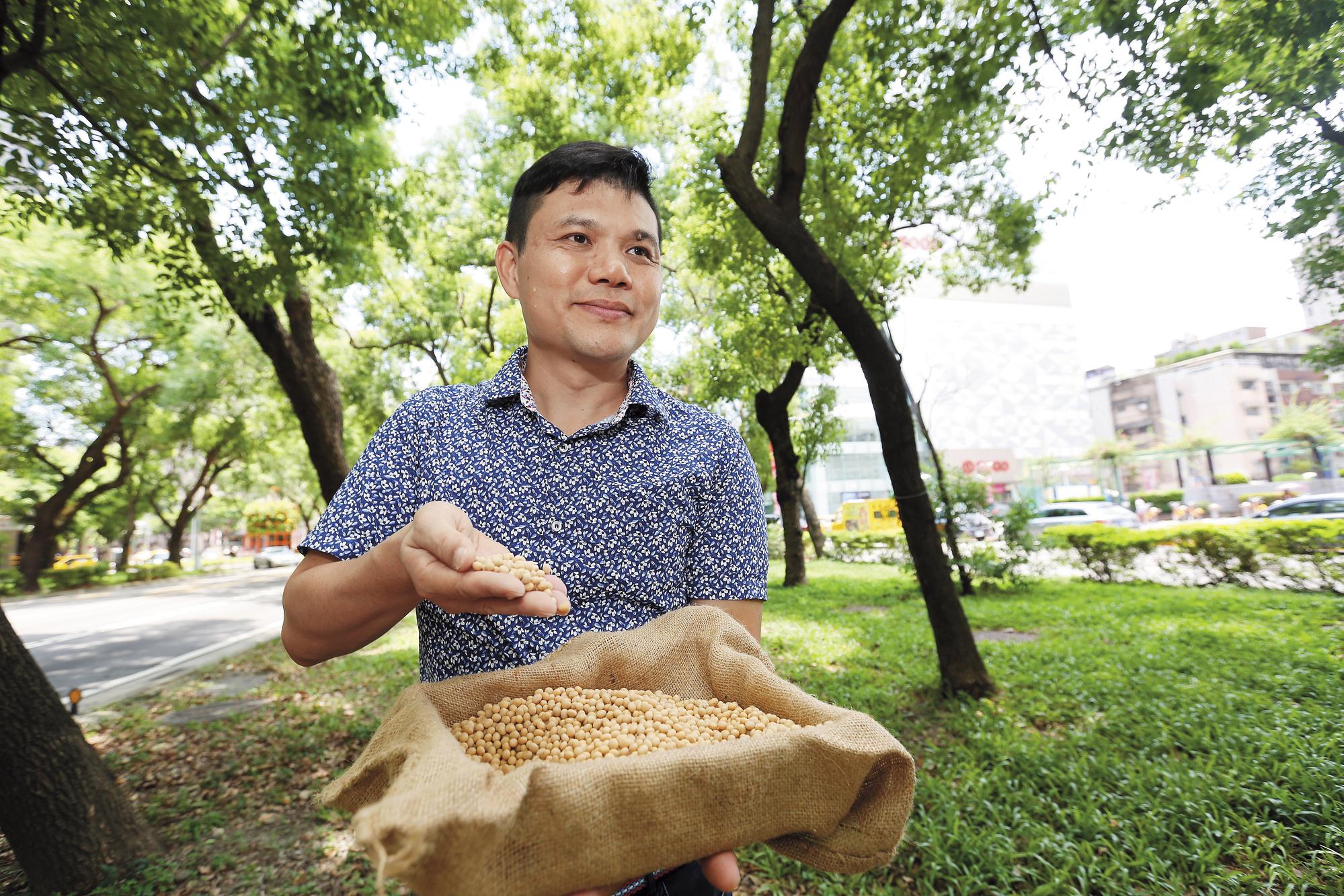 江振德認為採非基改黃豆等飼料養隻是未來趨勢,他要跑在前端,也為食安盡點心力。