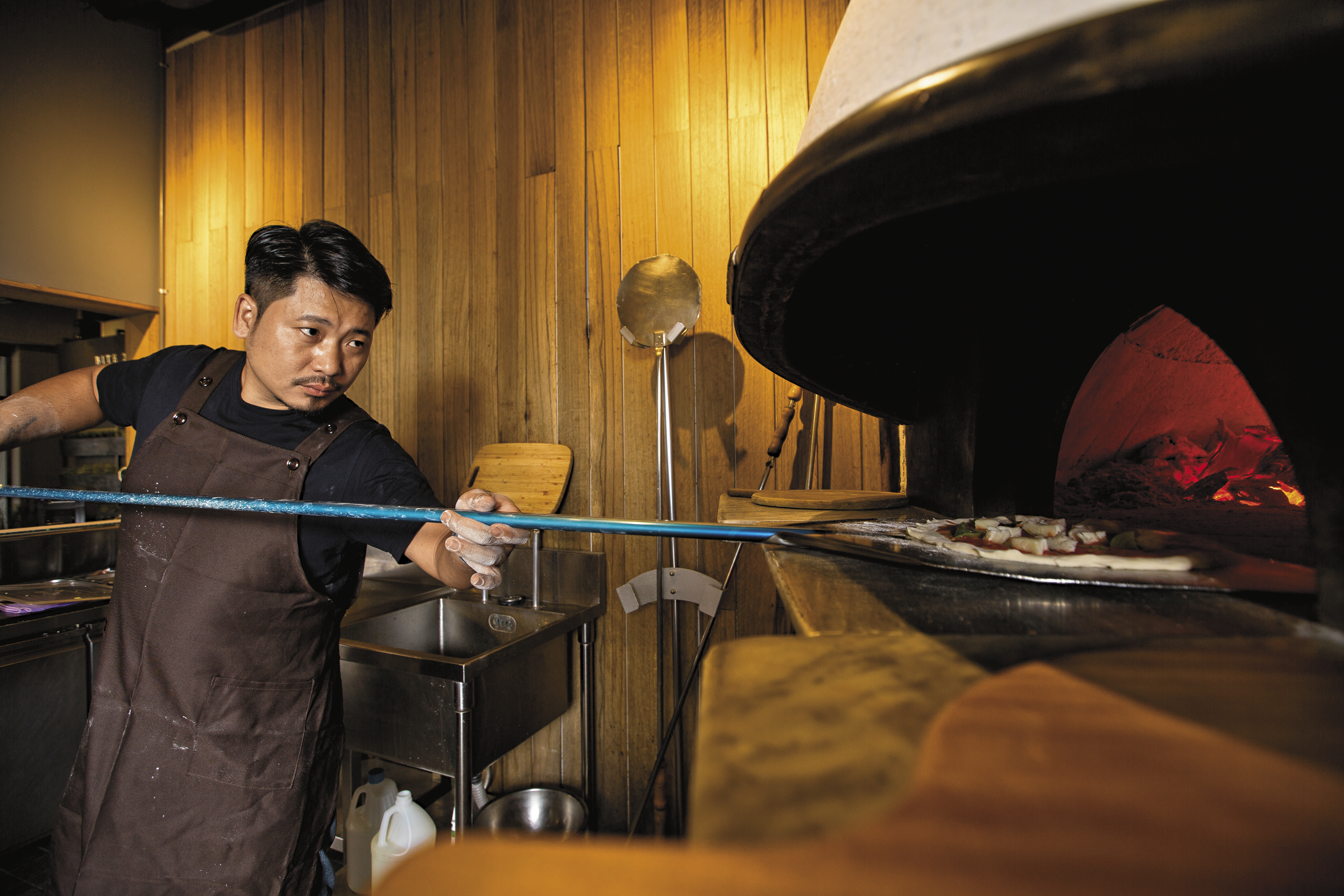 2008年薄多義老闆湯皓雄從房仲業轉行餐飲，以49元6吋小披薩起家，至今已有9家店，去年營收4億元。