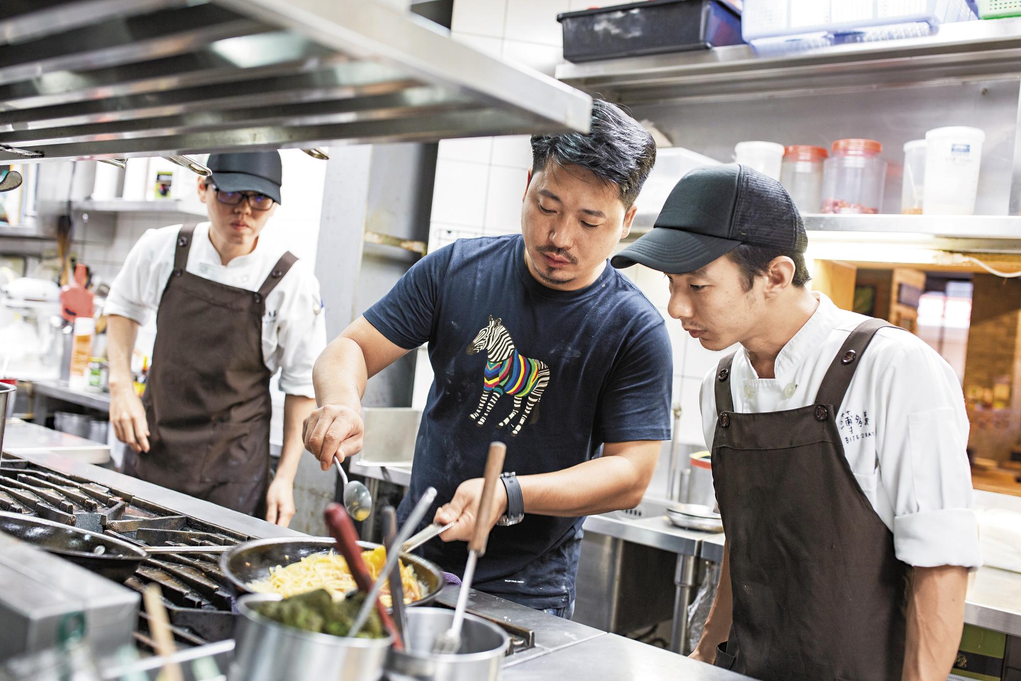 湯皓雄(中)待不住辦公室,幾乎每天巡店,現在也已收斂脾氣,不再輕易發火。
