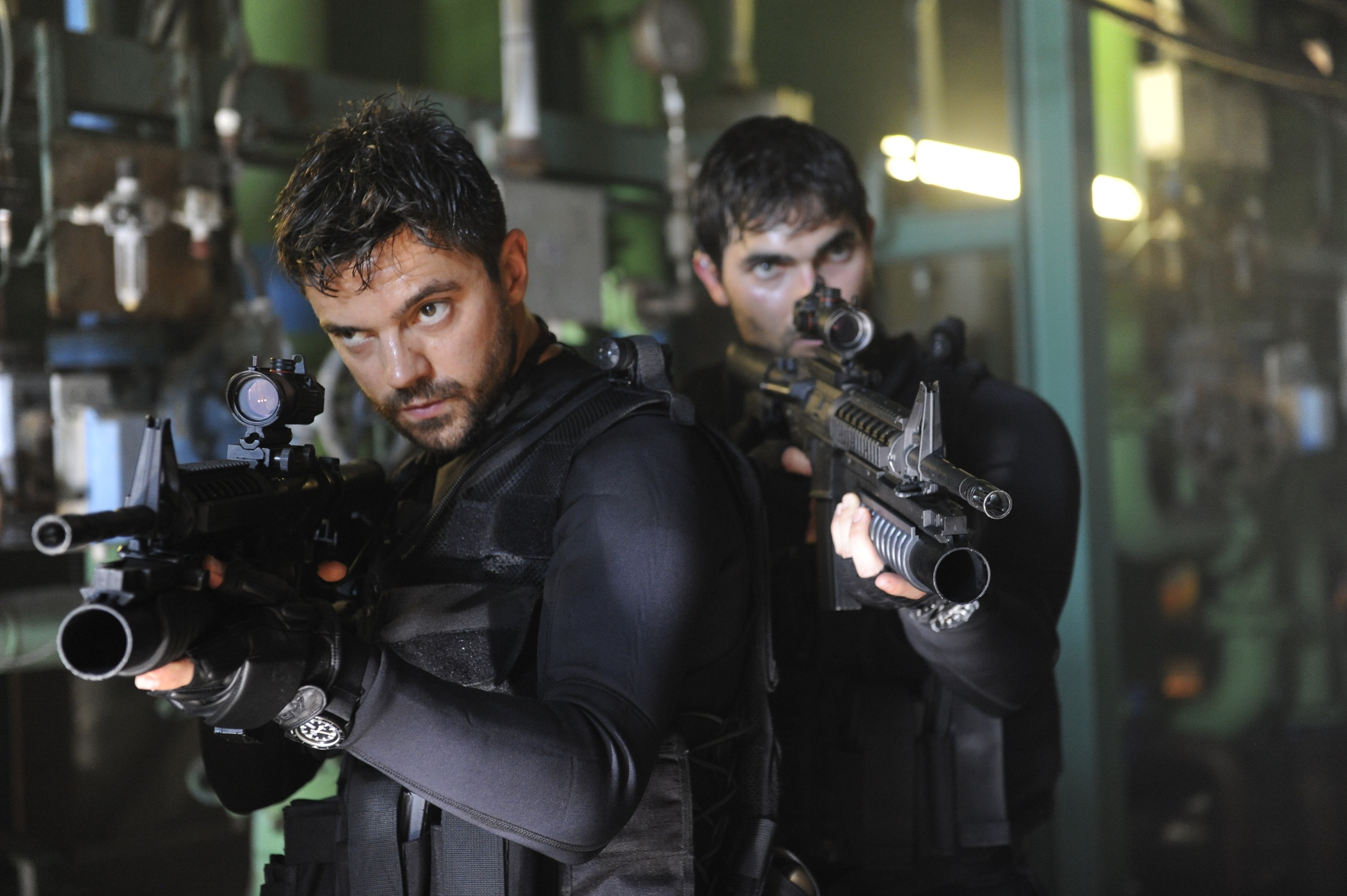 《金牌特勤隊》描述由多明尼克庫柏率領的英國特勤部隊隊員對抗國際恐怖份子，阻遏生化攻擊危機。