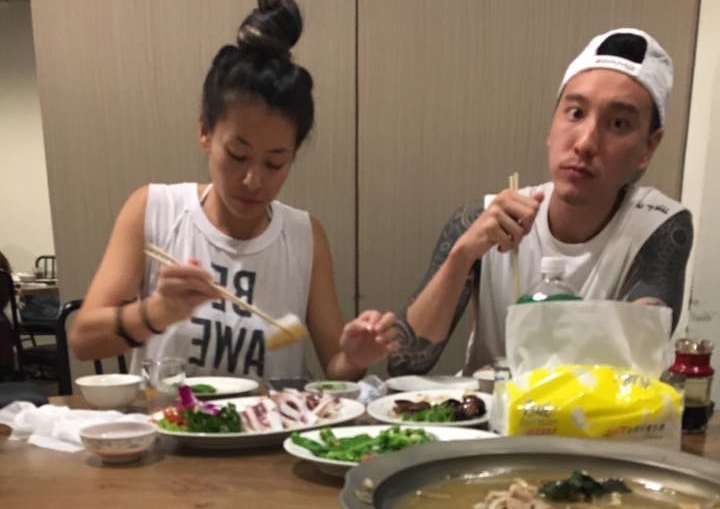 王陽明發現對面粉絲偷拍，看了一眼就繼續吃飯。