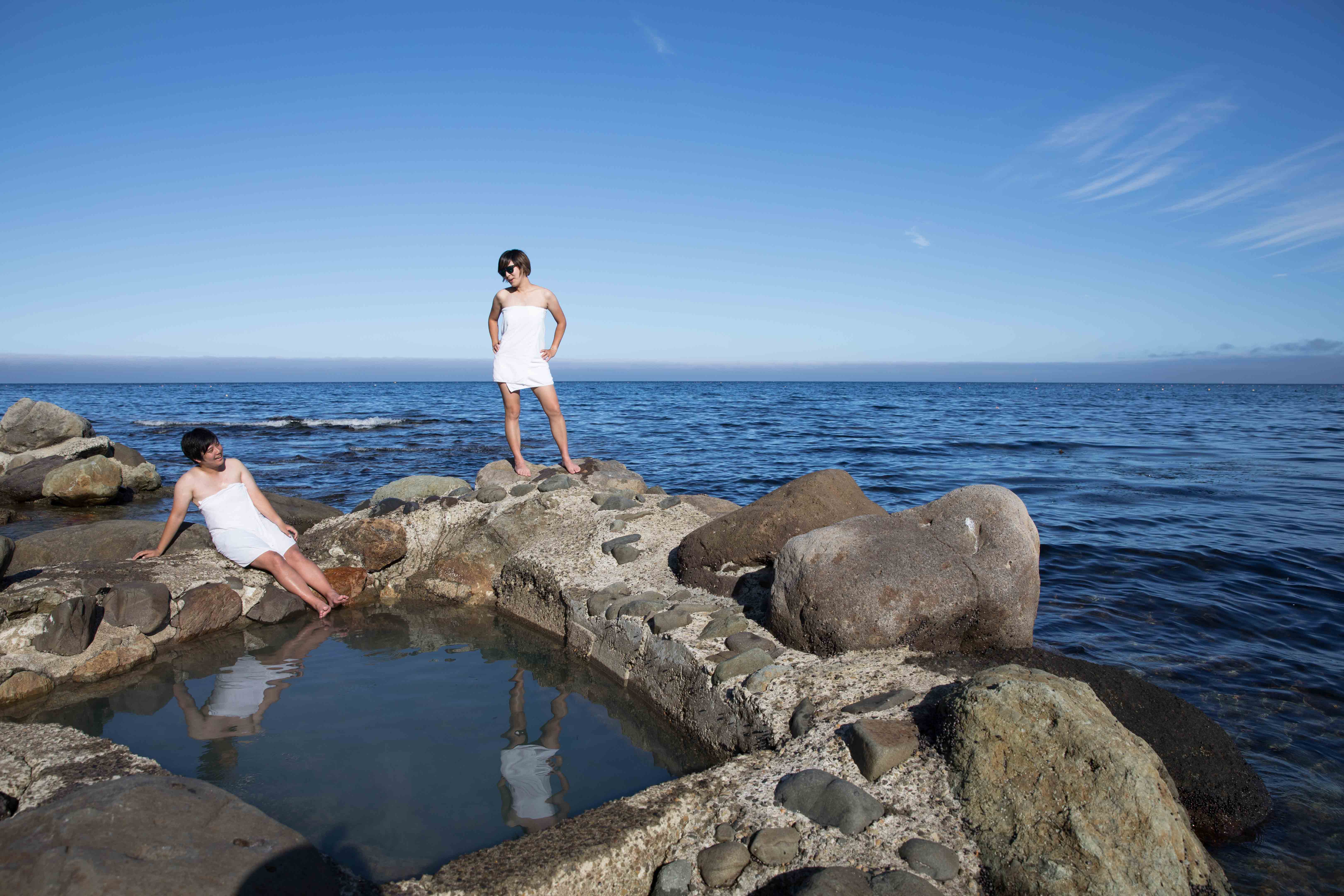旅遊記者真不好當，時不時得裸體上陣，充當模特兒。