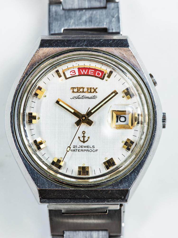 《TELUX Automatic》 功能：時、分、秒指示；日期、星期顯示，機芯：自動上鍊機芯，年份：1972年。陣亡的TELUX就是它！去年我從老家把它給找出來，拿到台北的水晶鐘錶請老師傅讓它「復活」，並且換上一條TELUX的原廠鍊帶，整只錶又活跳跳的動了起來！陪伴我從高中生到退休人士，這只錶勾起了我40多年的回憶，只是現在我爸已經不在了...