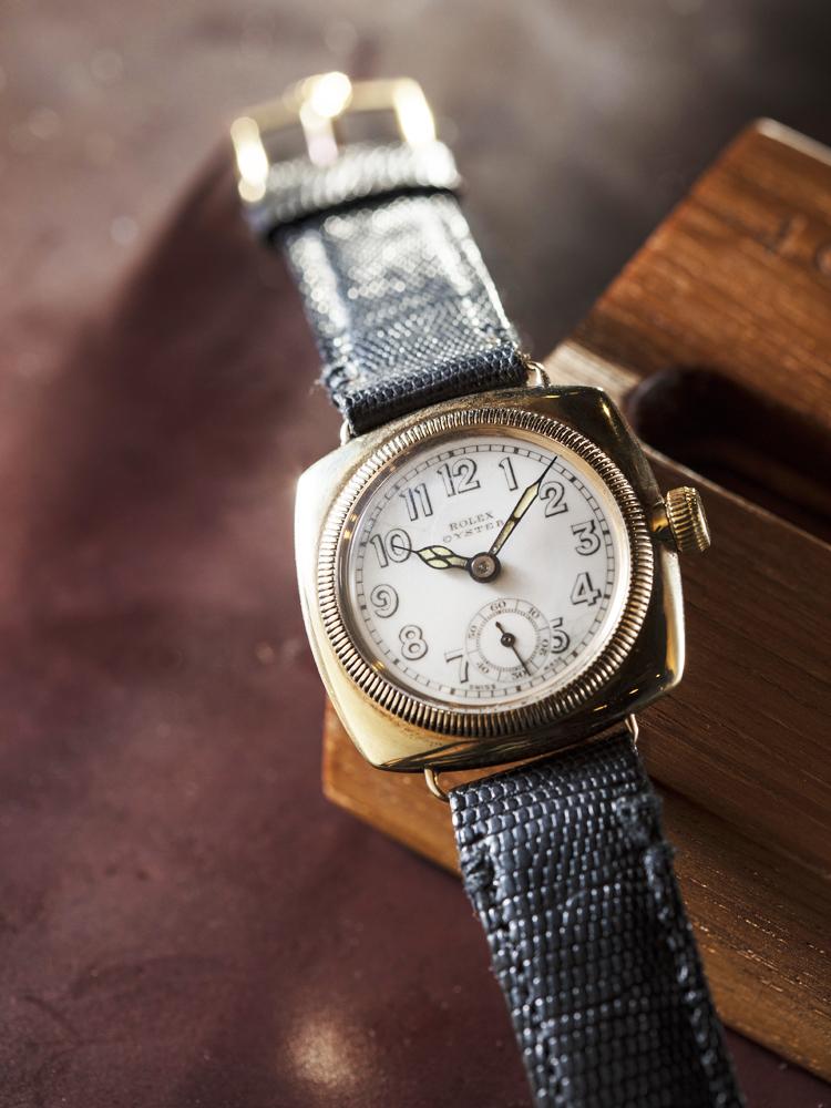 《ROLEX Ref.678》 功能：時、分、小秒指示，機芯：手上鍊機芯，年份：1933年。因為與我媽同年，品相也十分不錯，所以即便起標價不低，我也拿出兩個月的薪水去拍賣會標看看，並如願標下收藏入手。這只已85歲高齡的老勞走時仍然精準無比。我特別喜歡它溫潤、有些微的自然龜裂髮線的瓷面盤，正猶如年邁花甲親情般地永恆不蛻。