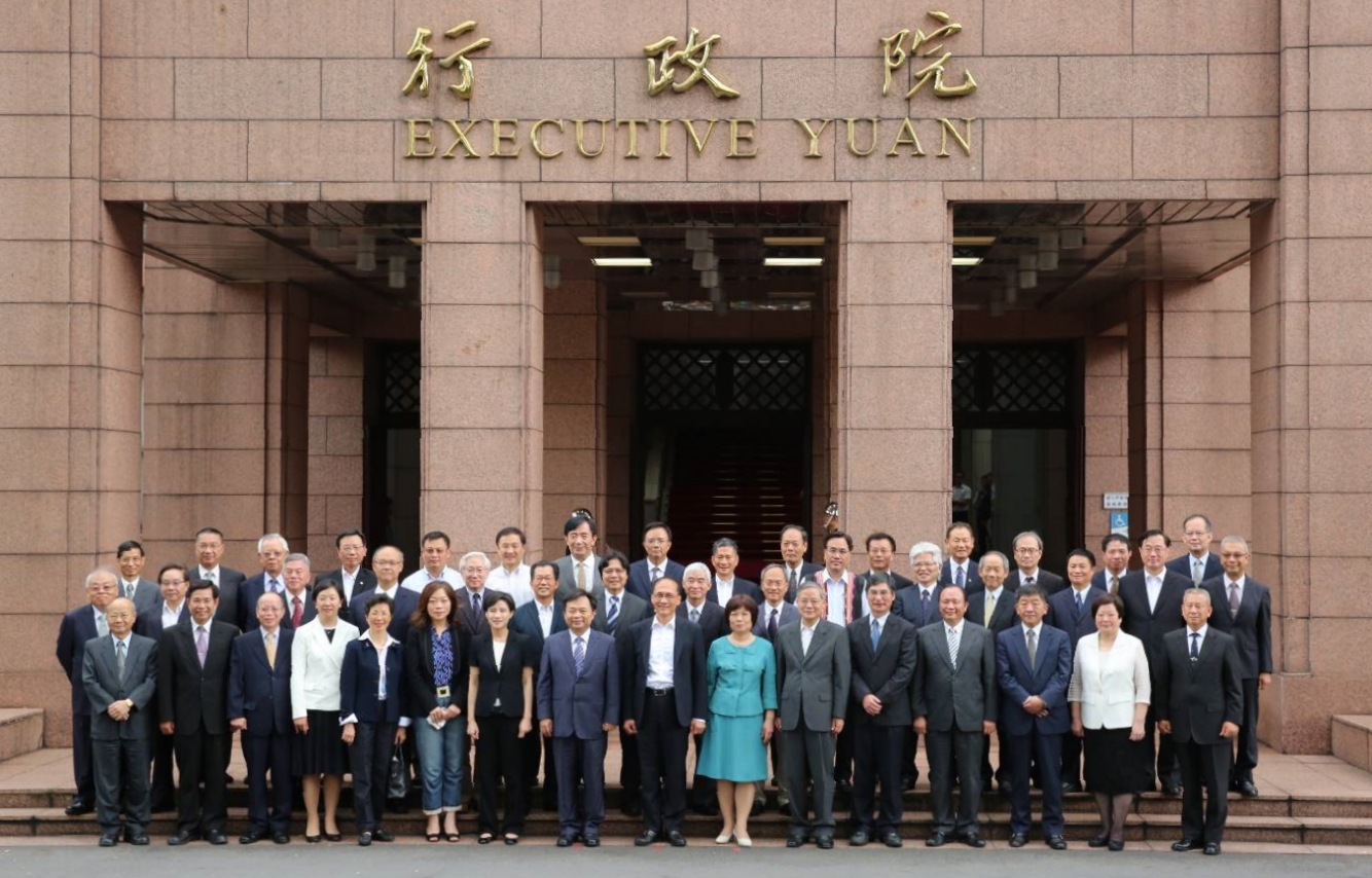 7日主持完最後一次行政院會後，行政院長林全與內閣在政院前合影留念。