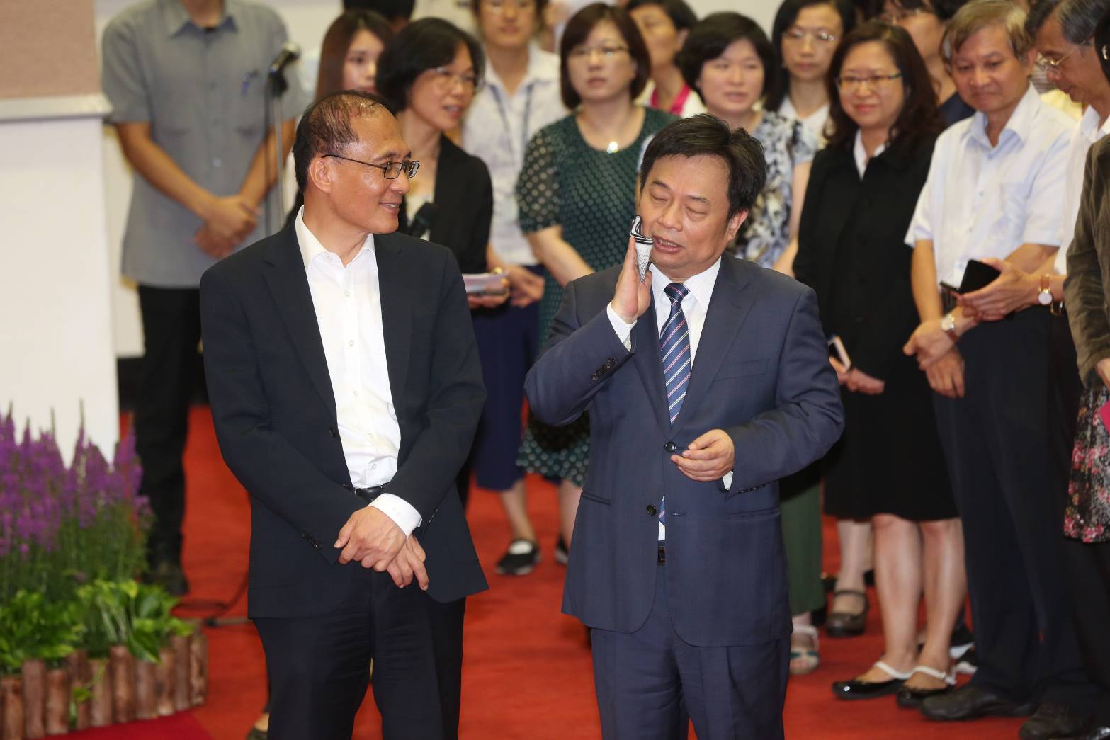 行政院長林全（前排左）在主持最後一次院會後，今天率內閣總辭，並拍畢業照。前排右為也將同時去職的副院長林錫耀。