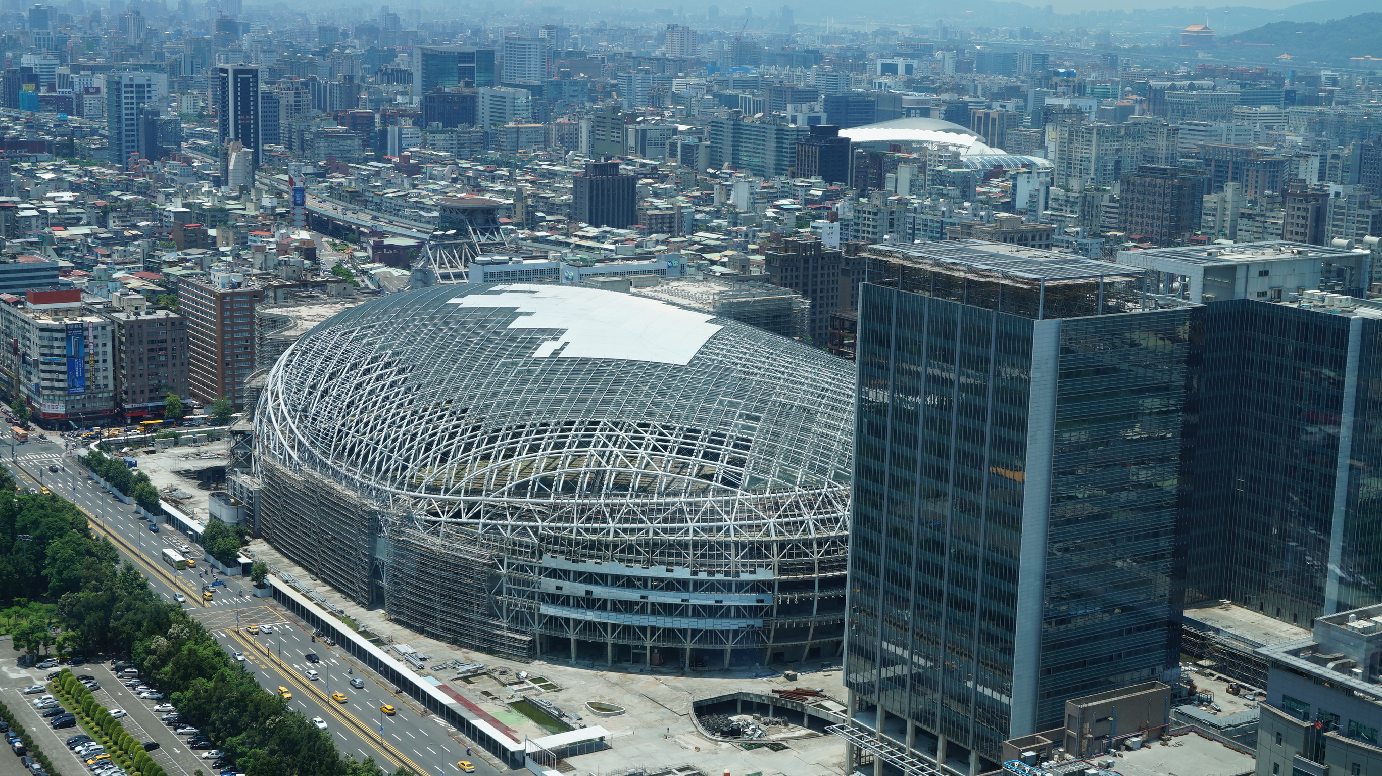 已停工逾2年的遠雄大巨蛋，遠雄要求全面復工，法院僅判准對安全維護工程復工。