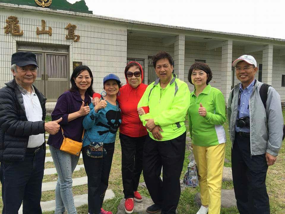周遊（右四）之前泣訴自己視張姓獅奶（右二）如親妹，2人時常以乾姐妹相稱。兩女剛好都站在李朝永（右三）身旁，儼然兩女共事一夫。（翻攝自臉書）