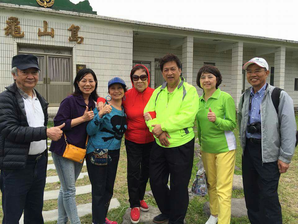 周遊(右四)之前泣訴自己視張姓獅奶(右二)如親妹,2人時常以乾姐妹相稱。兩女剛好都站在李朝永(右三)身旁,儼然兩女共事一夫。(翻攝自臉書)