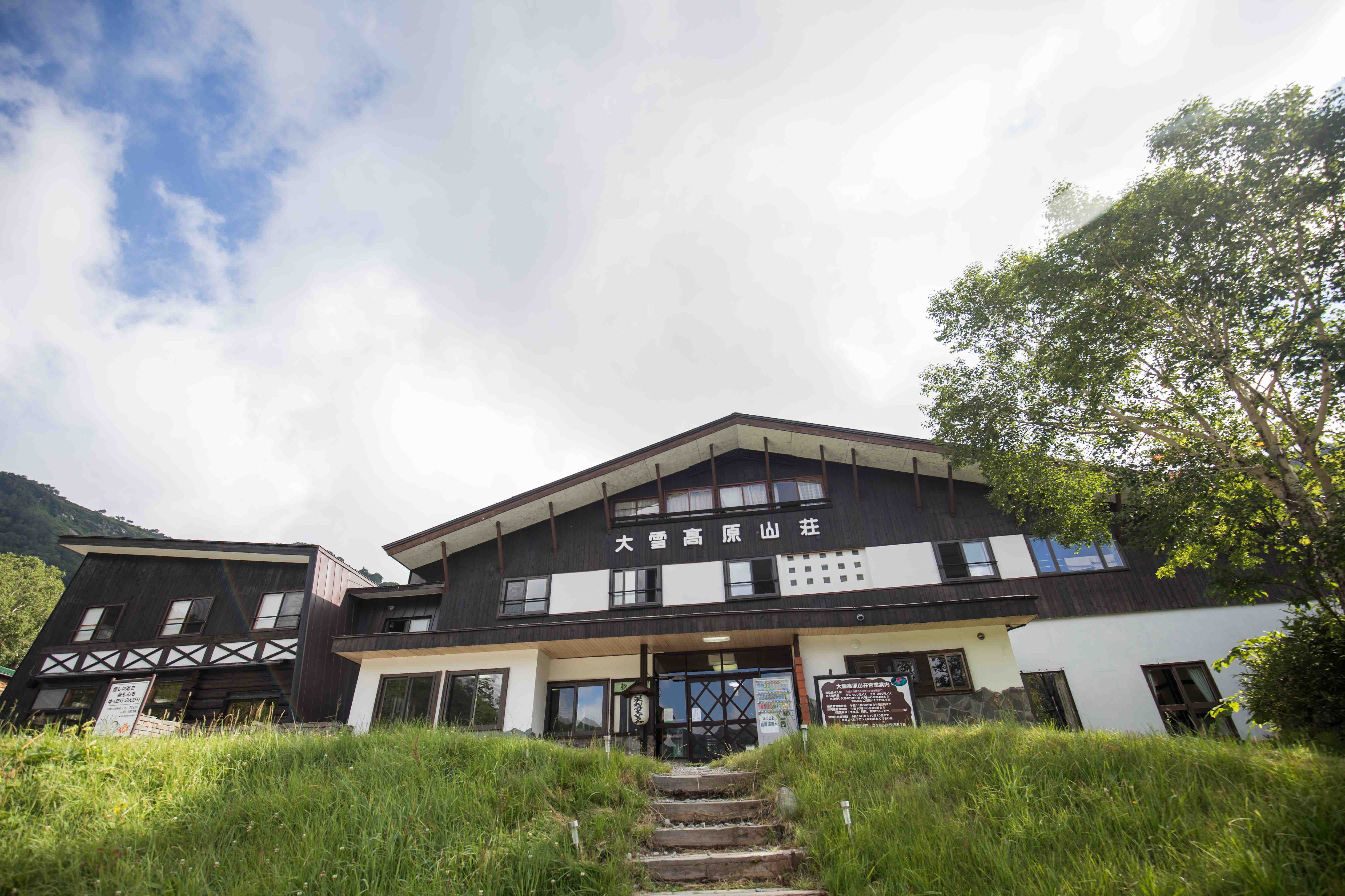 「大雪高原山莊」座落在一片祕境山林裡。
