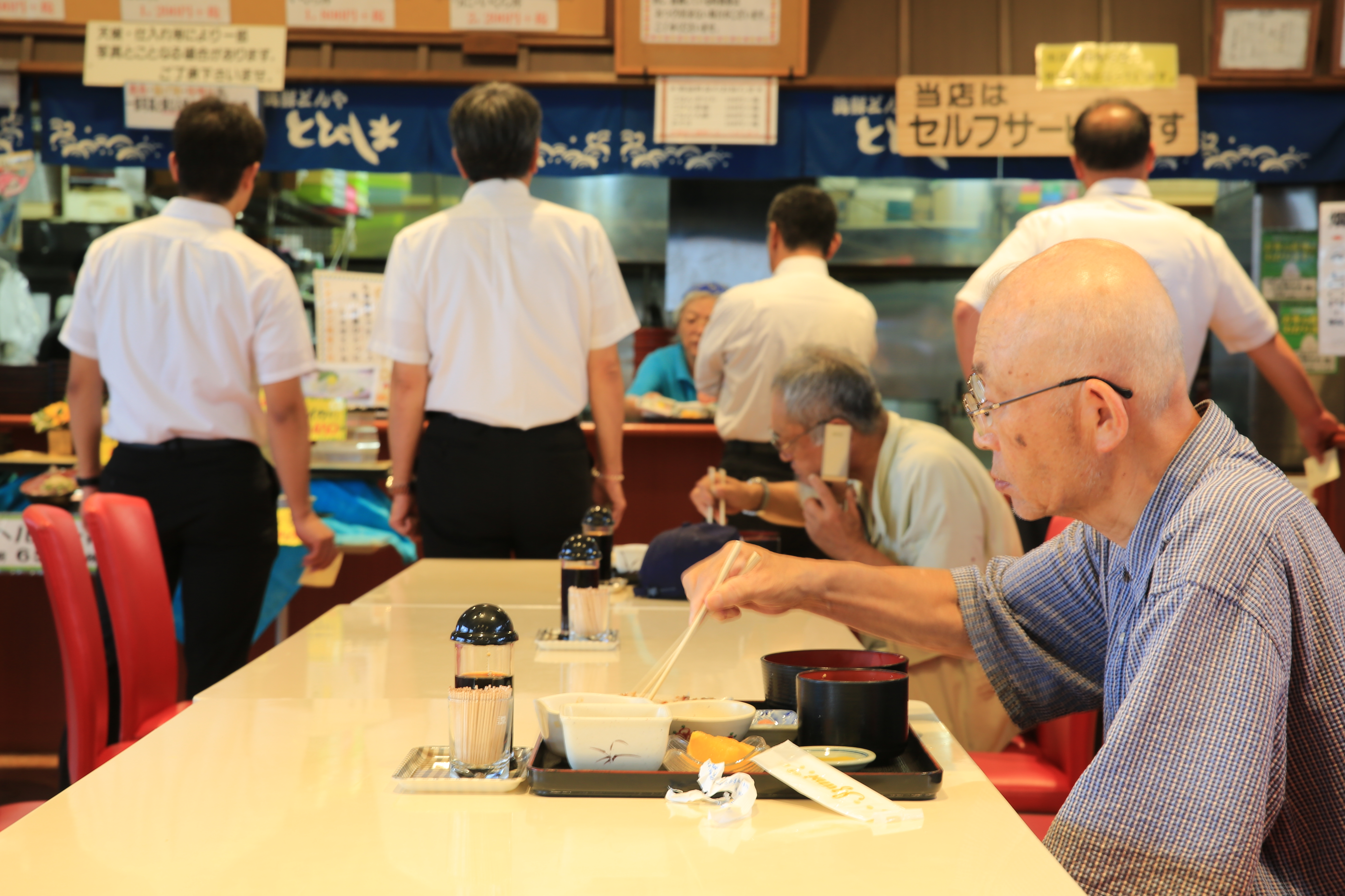 識貨的老饕，一大早就來魚市品味新鮮的海鮮丼。