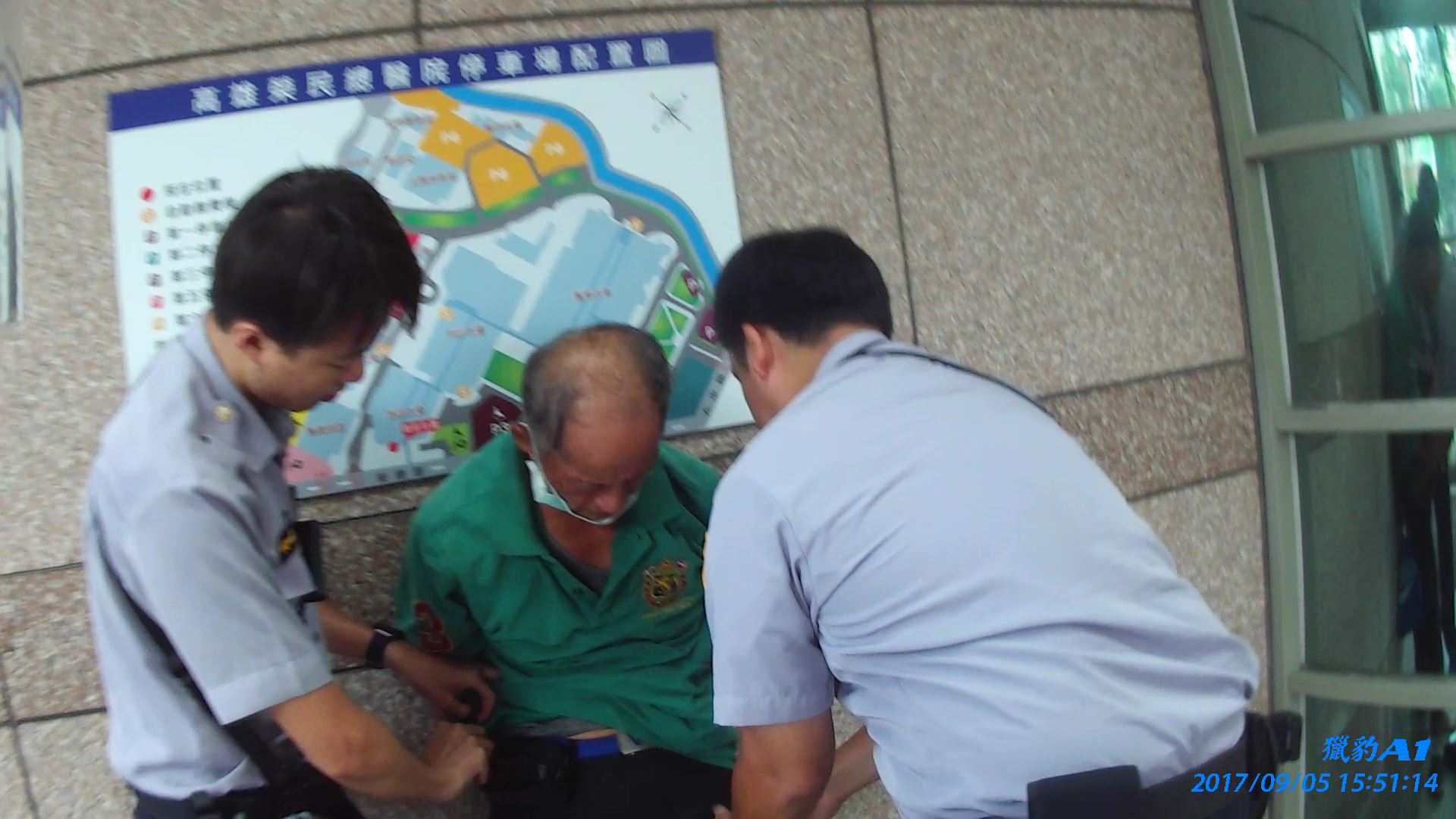 支援警力抵達，將帶毒品上醫院的通緝犯帶回警局。