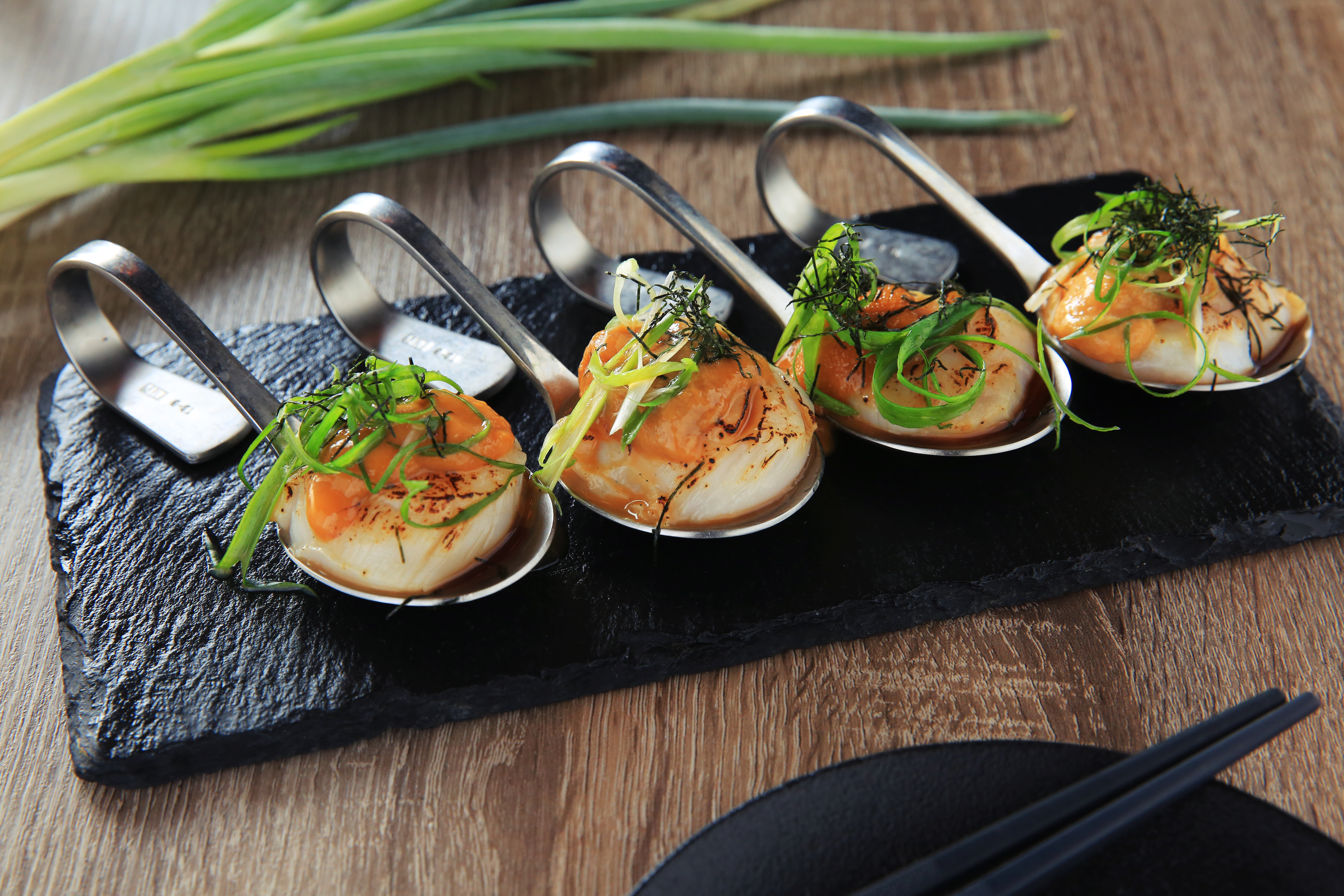 「海膽生食級干貝」先將干貝表面做炙燒，搭配芥末調味的馬糞海膽，鮮味十足。（360元／份）