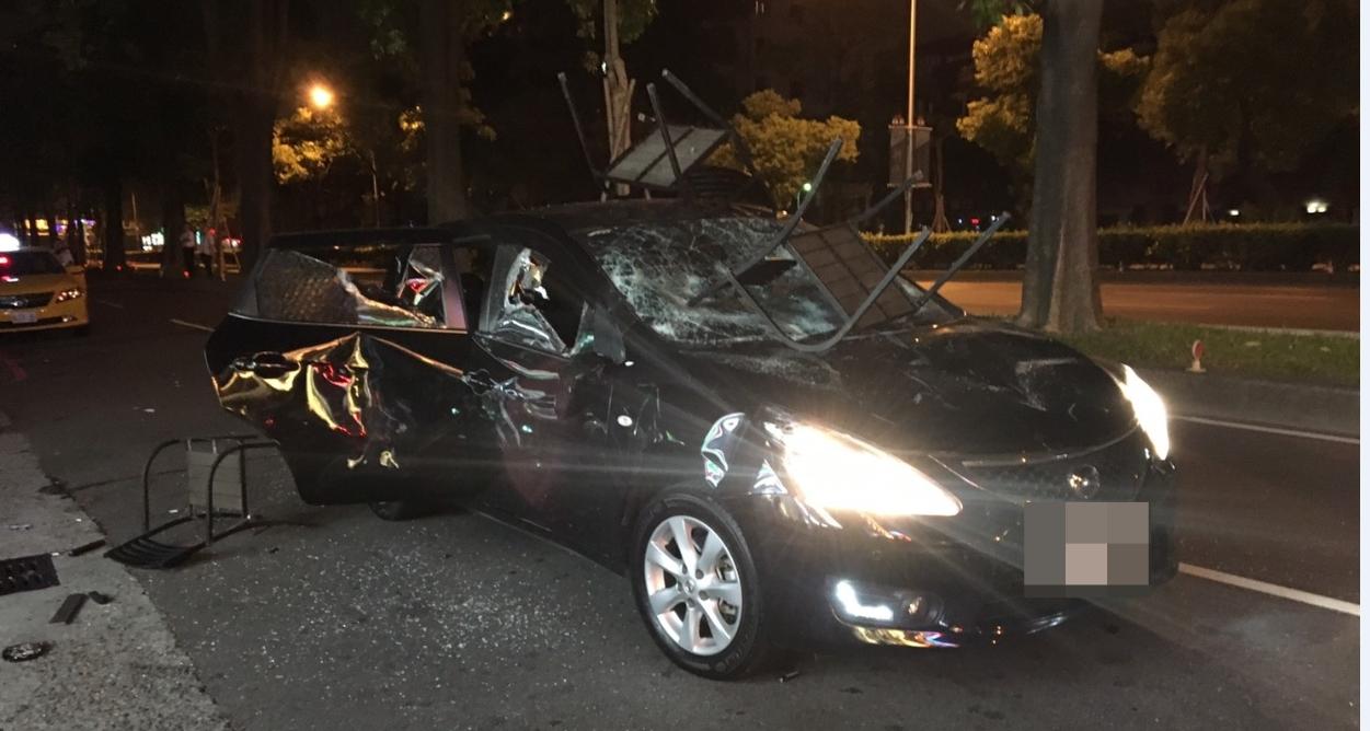經紀人的車子被砸得滿目瘡痍。