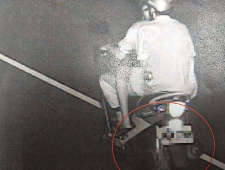 這對獄中同學共乘機車，準備偷小貨車當做案工具。