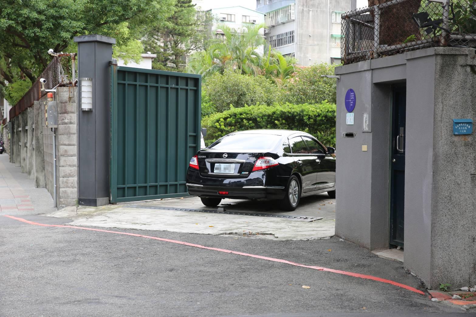 今天上午剛總辭的行政院祕書長陳美伶搭車進入金華官邸,協助張羅賴揆入住官邸事宜。