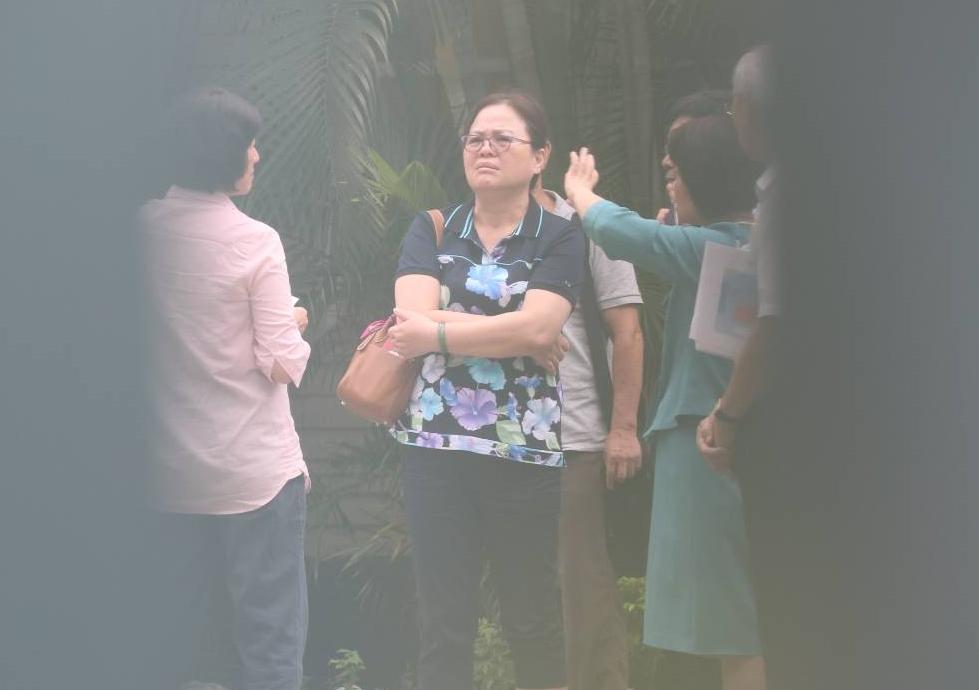 吳玫如（著粉色上衣者）與陳美伶（著套裝者）一起站在官邸房舍外的中庭討論相關事宜。