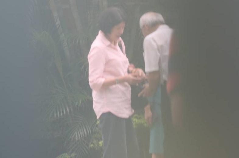 陳美伶與吳玫如討論完閣揆房事後,一起搭乘廂型車離開。