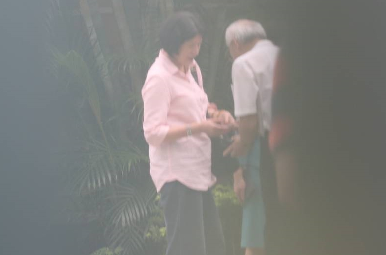 陳美伶與吳玫如討論完閣揆房事後,一起搭乘廂型車離開。