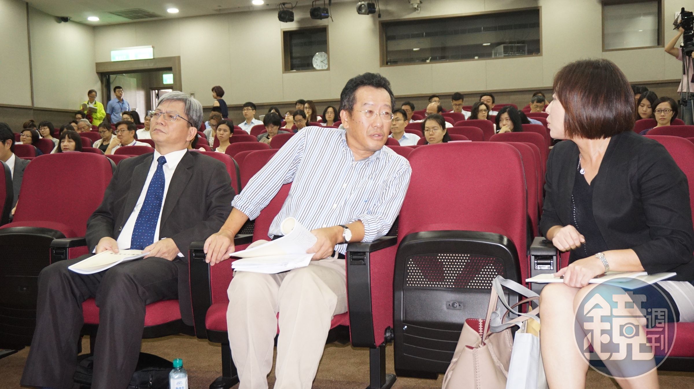 即將上任金管會主委的顧立雄律師（中），也到「金融業法令遵循論壇」現場觀摩。