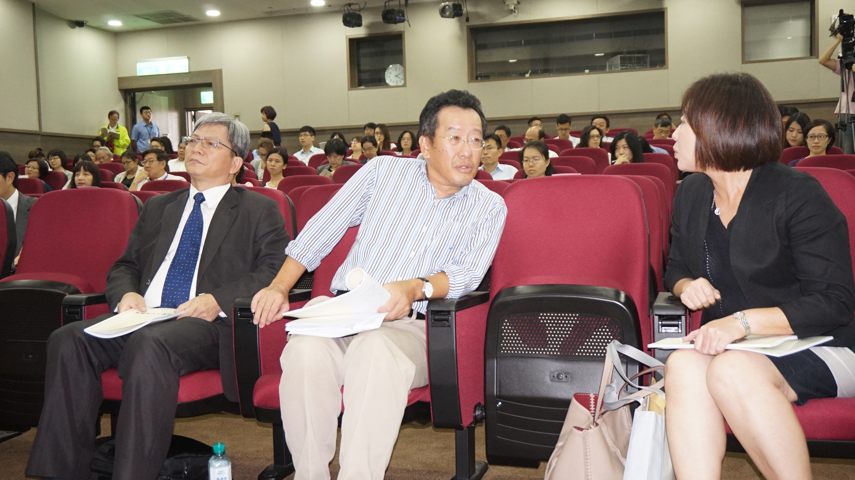 即將上任金管會主委的顧立雄律師（中），也到「金融業法令遵循論壇」現場觀摩。