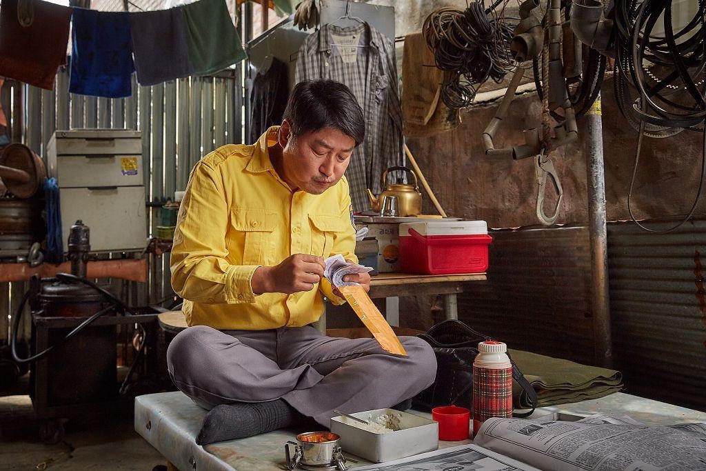 《我只是個計程車司機》以光州事件為背景，從各個面向呈現平凡百姓的處境，由宋康昊飾演司機。（車庫娛樂提供）