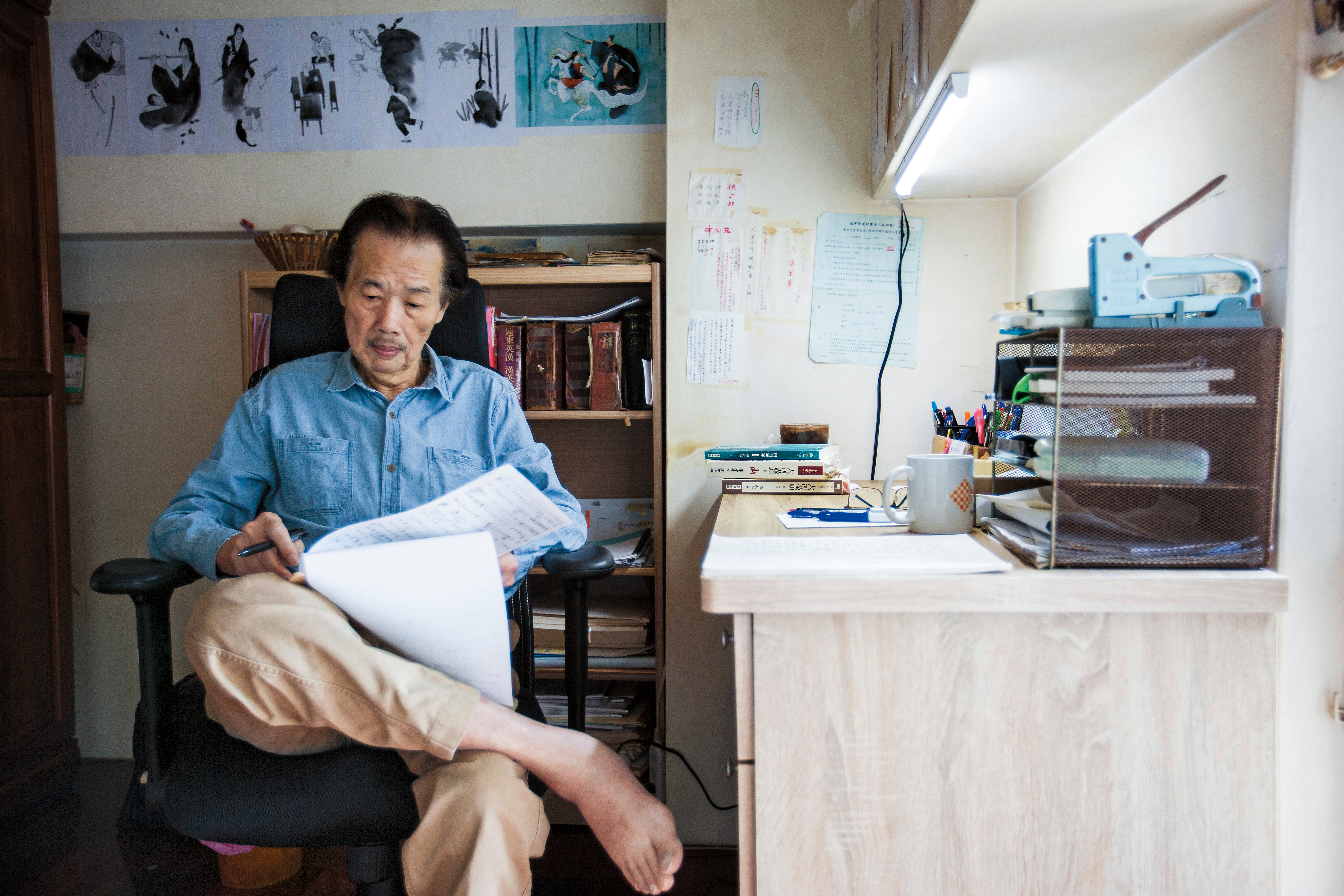 幾坪大的書房裡， 只有電扇、書桌、床， 和幾幢書架， 卻擎起了李永平無限浩瀚的想像世界。