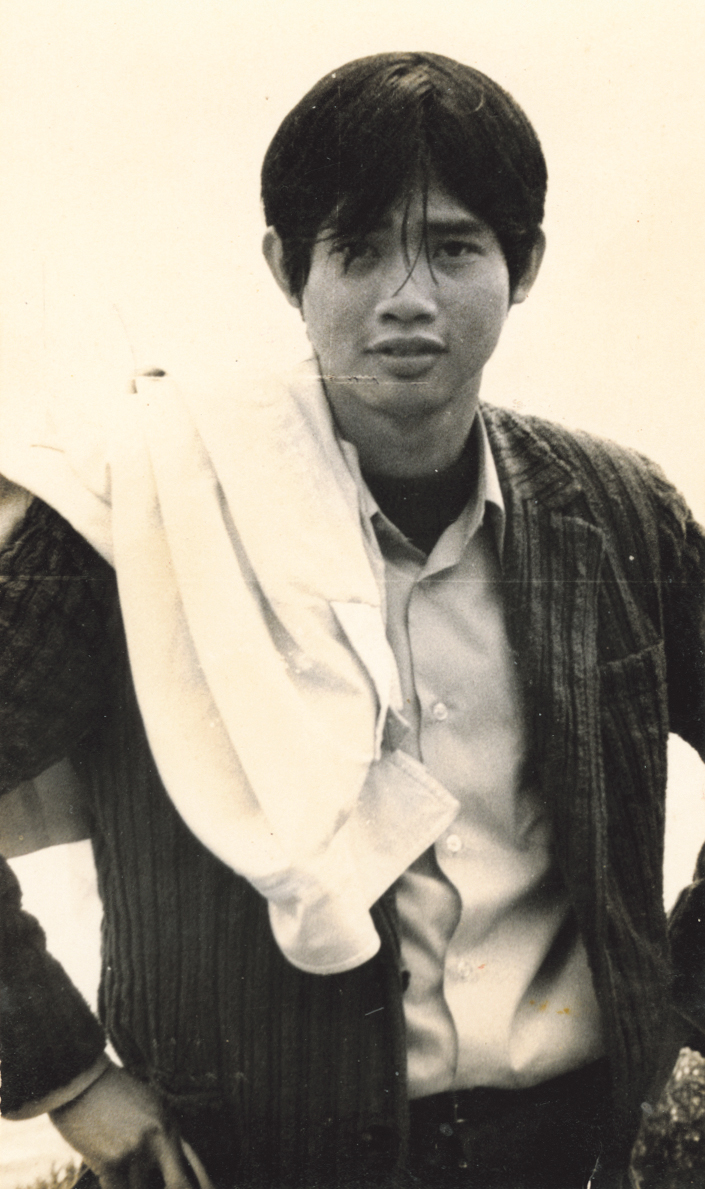 就讀台大外文系時期的少年李永平,造型頗有他自詡的浪子風格。(高嘉謙提供)