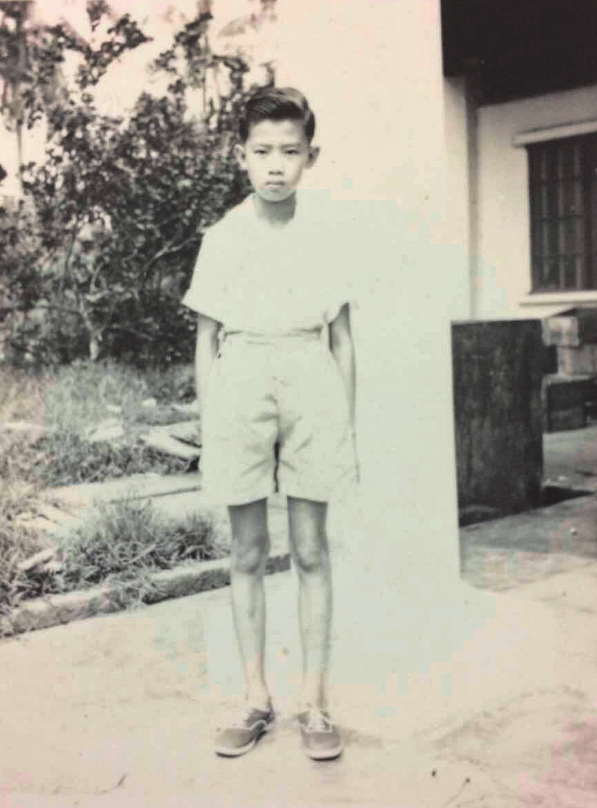 童年階段的李永平，總是獨自看書、玩耍，最常去的地方就是村落邊陲的熱帶叢林。（李永平提供）