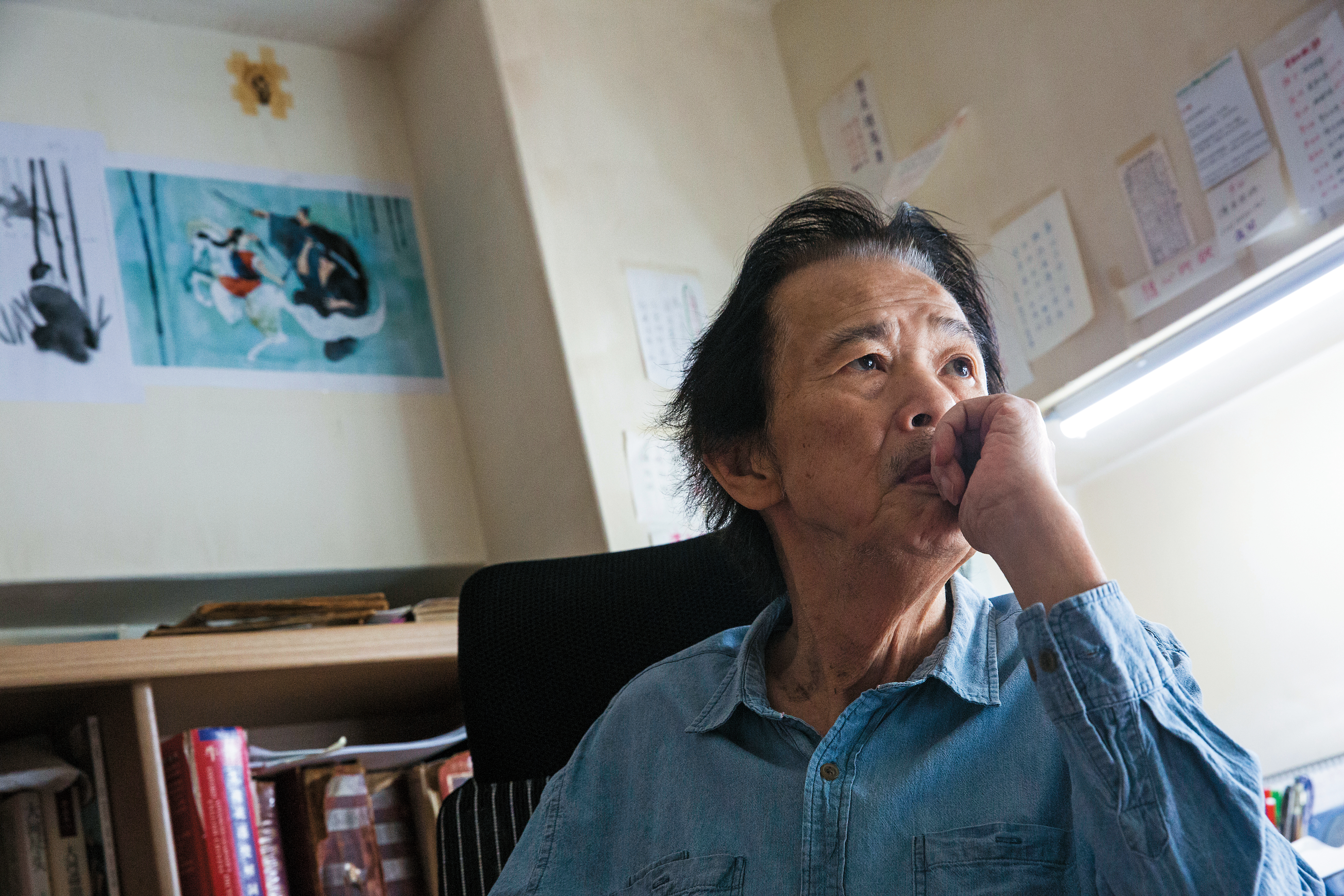 書桌牆面掛了許多便條,李永平不准人拍,我瞥見其中一張寫著 「人生不外乎一個緣字」。他跟台灣這塊土地的人事,結了44年的緣分。