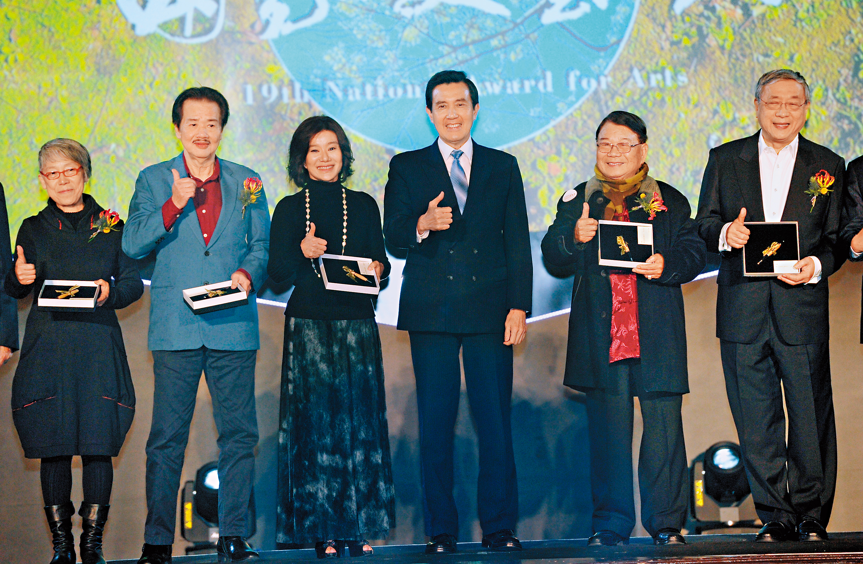 2015年「國家文藝獎」揭曉,隔年3月李永平(左2)跟其他幾位得主,共同接受總統馬英九(右3)頒獎。(中央社)