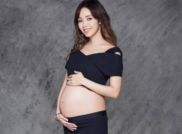 侯佩岑提前剖腹產子，寶寶出生後罹患「新生兒溶血症 」。