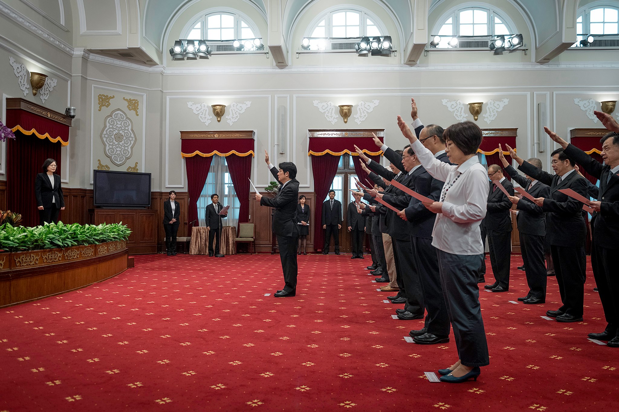 新任行政院長賴清德今率領全體閣員在總統府宣誓就職。（翻攝自蔡英文臉書）