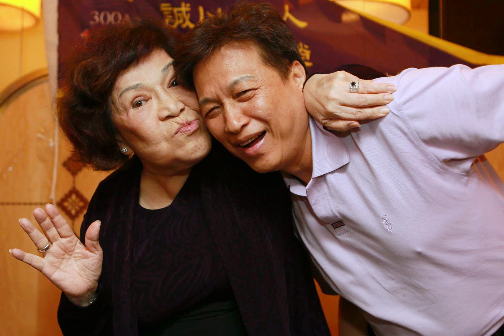 俗話說娶某大姐坐金交椅，李朝永(右)娶周遊，女強人和小男人相處有恩愛，也有事業、金錢和生活上的互相照顧，如今男人偷腥、女人要告，38年情感怎麼衡量？這齣戲，大家都關心怎麼演下去。翻攝自李朝永臉書