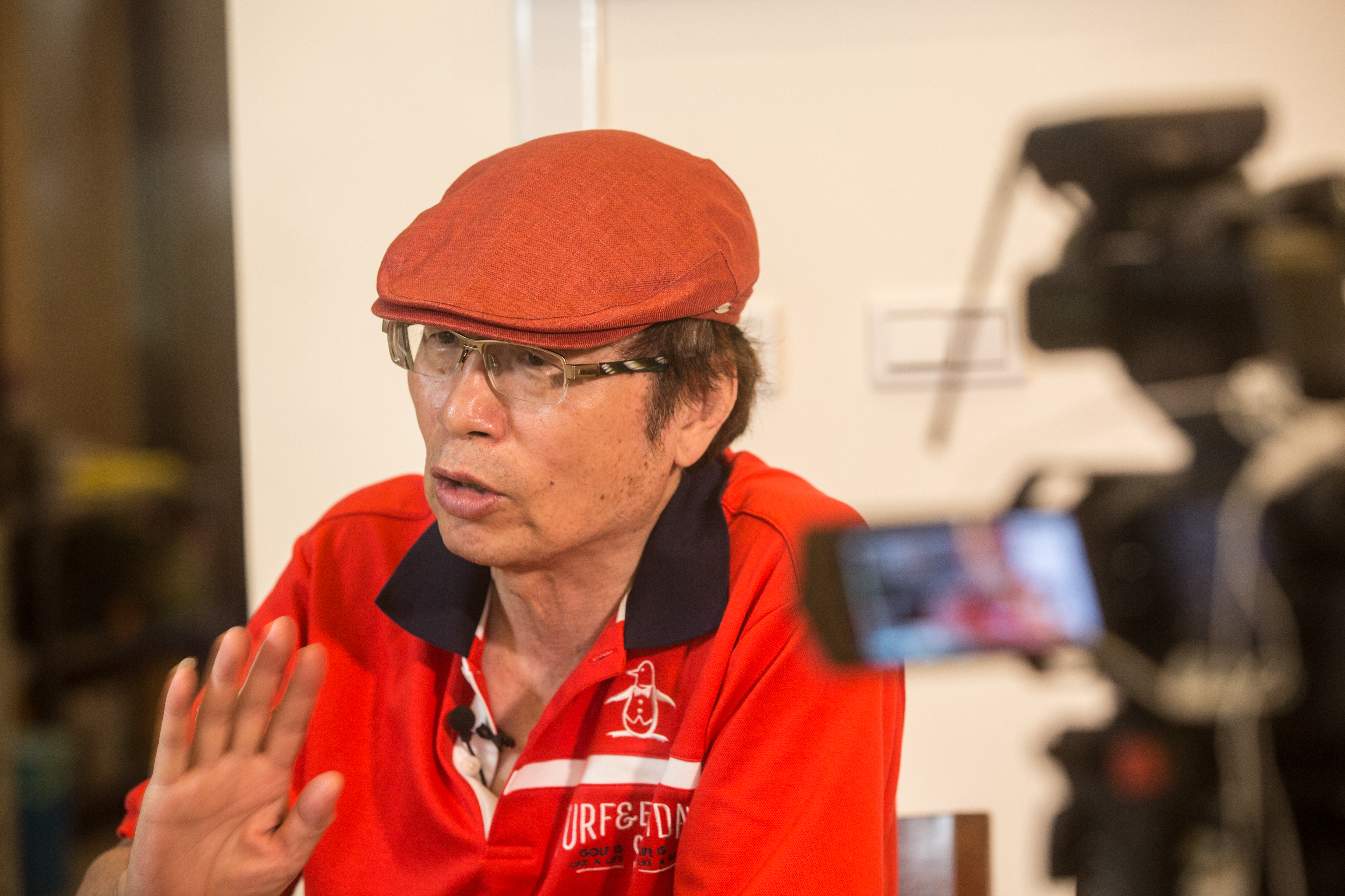 跟著父親做木材生意，長年待在山上聽收音機、抄股價，練就觀察股價重要轉折的功夫。