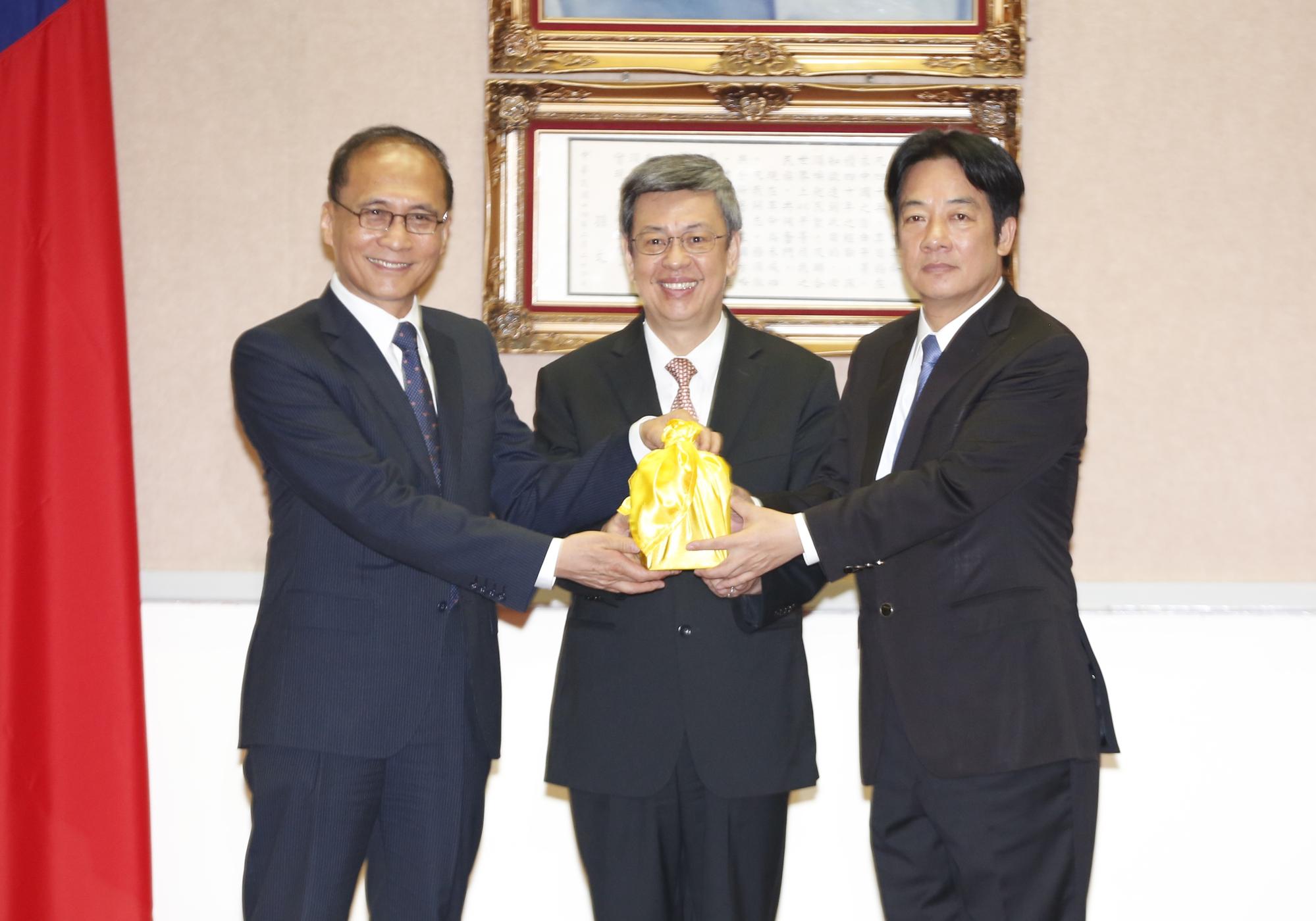 新任行政院長賴清德(右)今天上任,與前行政院長林全(左)舉行交接儀式。