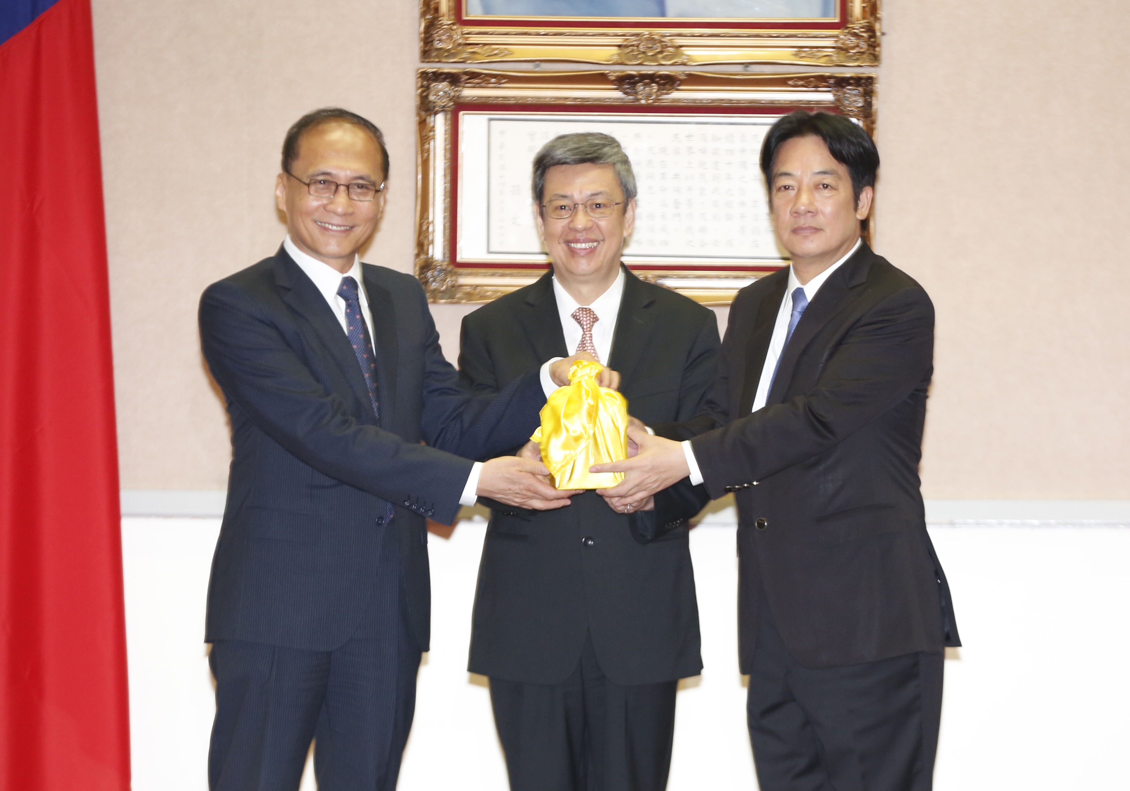 新任行政院長賴清德（右）今天上任，與前行政院長林全（左）舉行交接儀式。