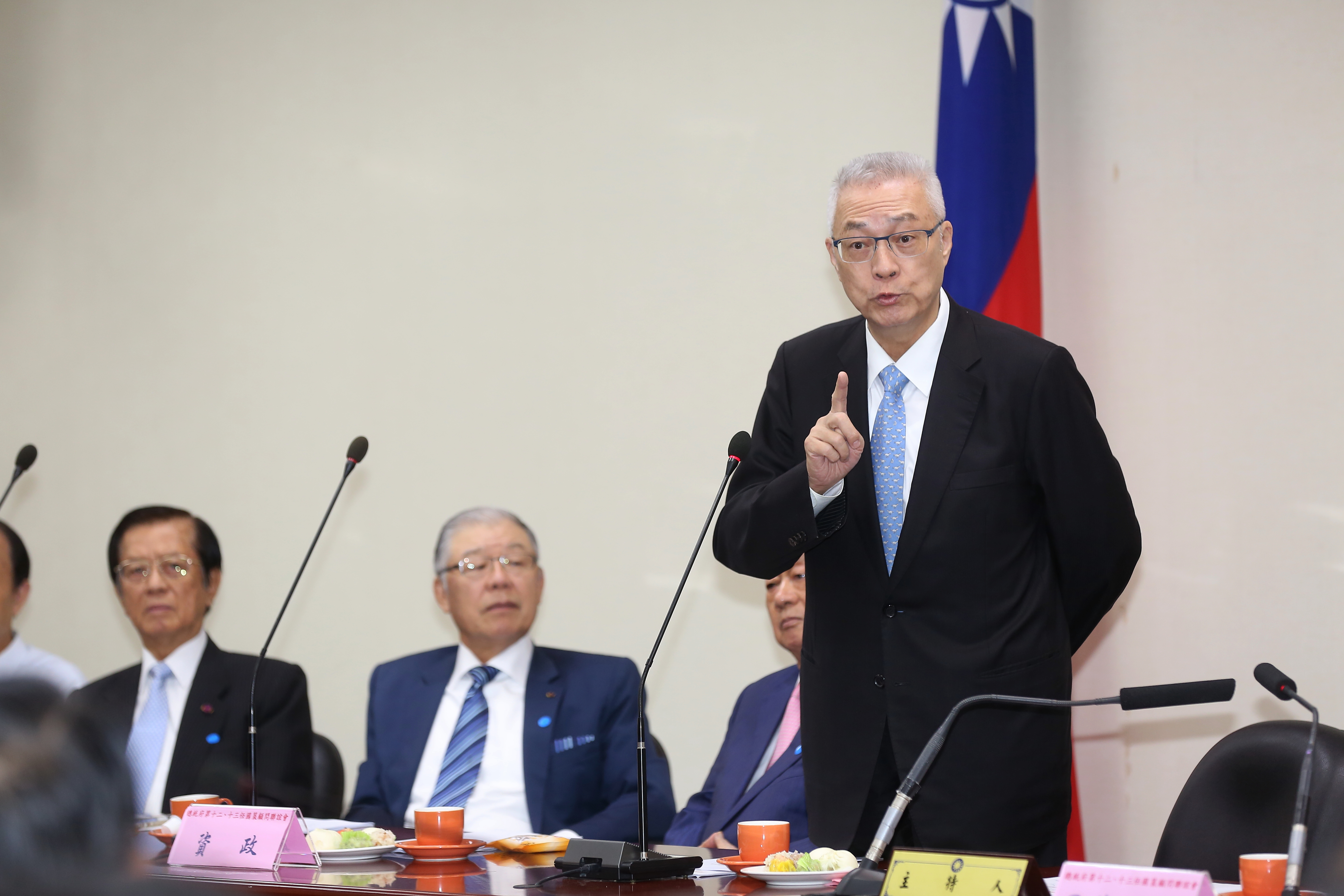 新任閣揆賴清德宣布將調整一例一休，吳敦義（圖右）表示相當期待。