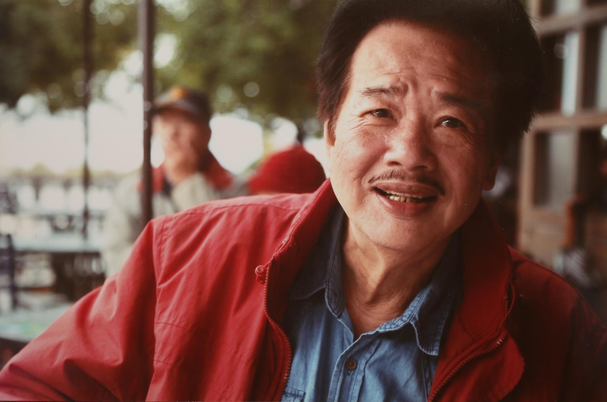 李永平攝於罹癌之前。在意完美形象的他,非常喜歡這張照片,即便看得出明顯皺紋,但那正是歲月的痕跡、時光的證據。(《文訊》雜誌社提供)