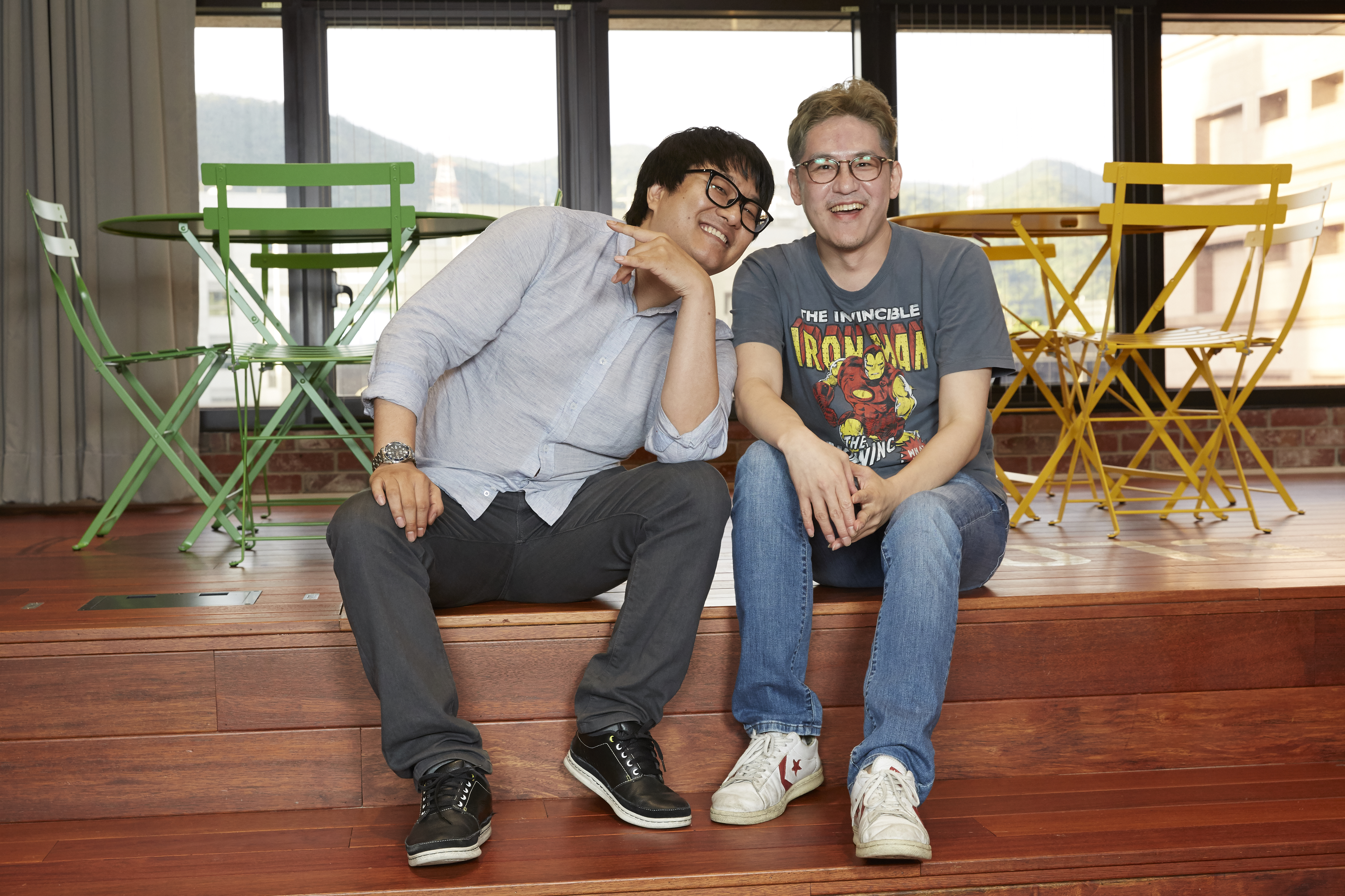 Naver Webtoon CEO金俊九（右）與《禁日》漫畫家裵真秀來台接受《鏡週刊》獨家專訪。