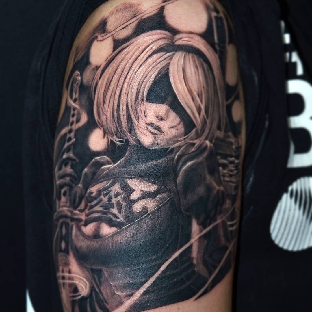 Aki的精美「宅刺青」作品：將《尼爾：自動人形》的女主角「寄葉2號B型」刺在客人肩膀上。（翻攝Aki推特 https://twitter.com/DiabloArt/status/882611610589593600）