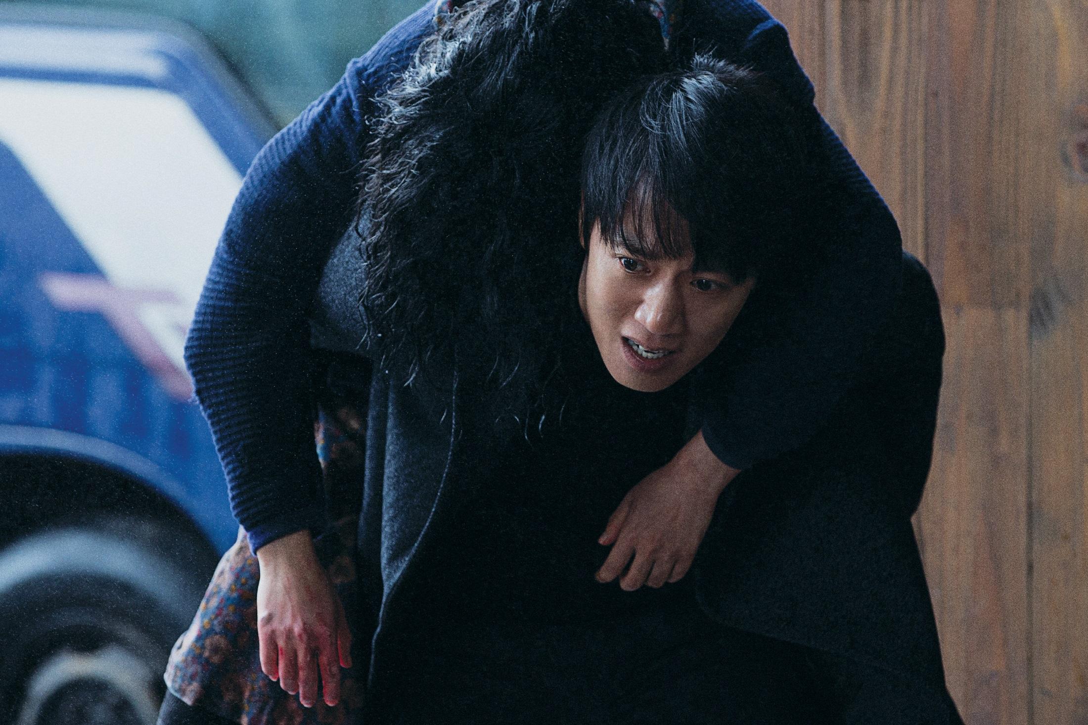 由金來沅主演的驚悚片《死者的審判》，因題材新穎在南韓成為網友熱議話題。