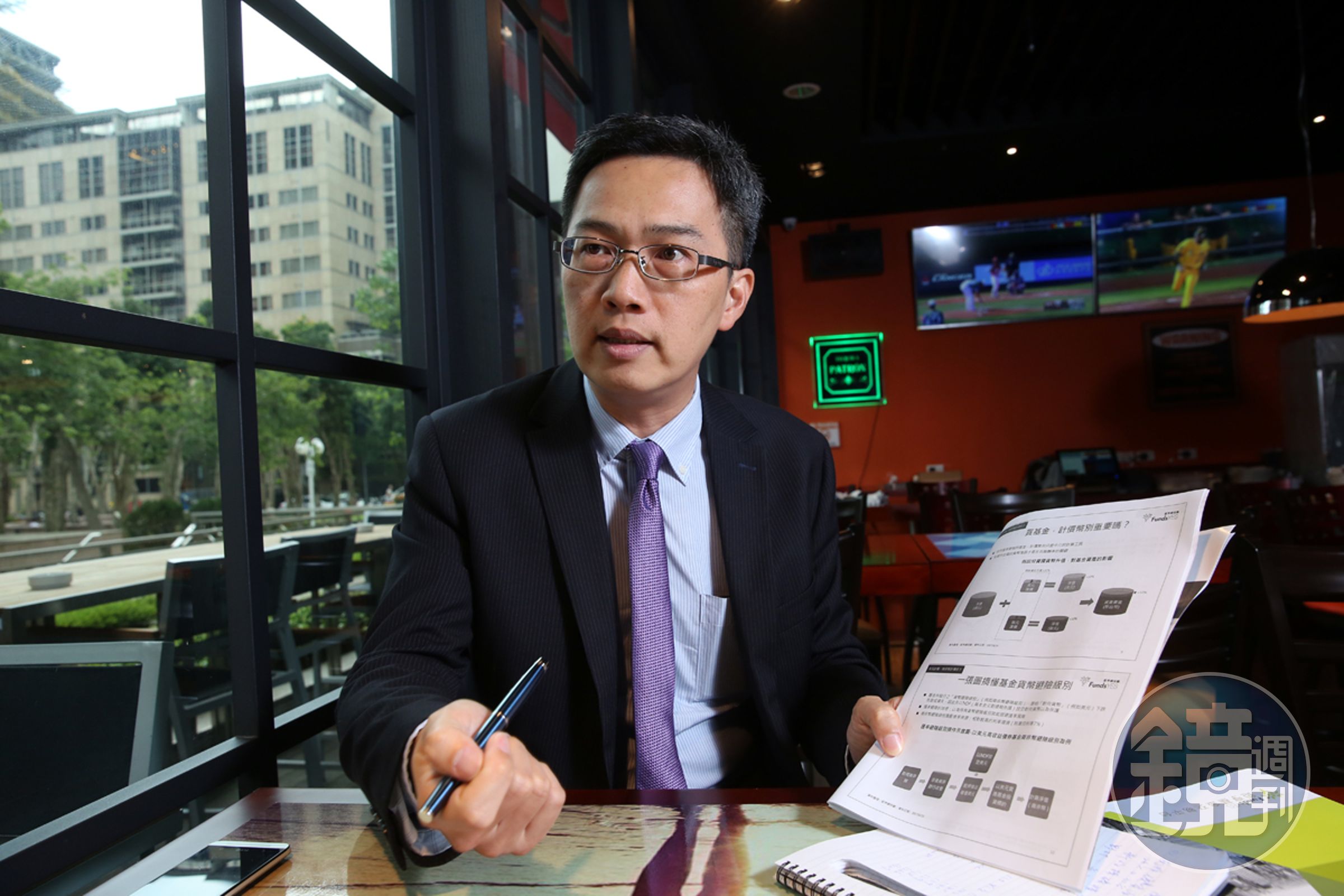 鉅亨網投顧策略長張榮仁提出「金三角戰術」，在投資基金時，兼顧高配息與低波動。