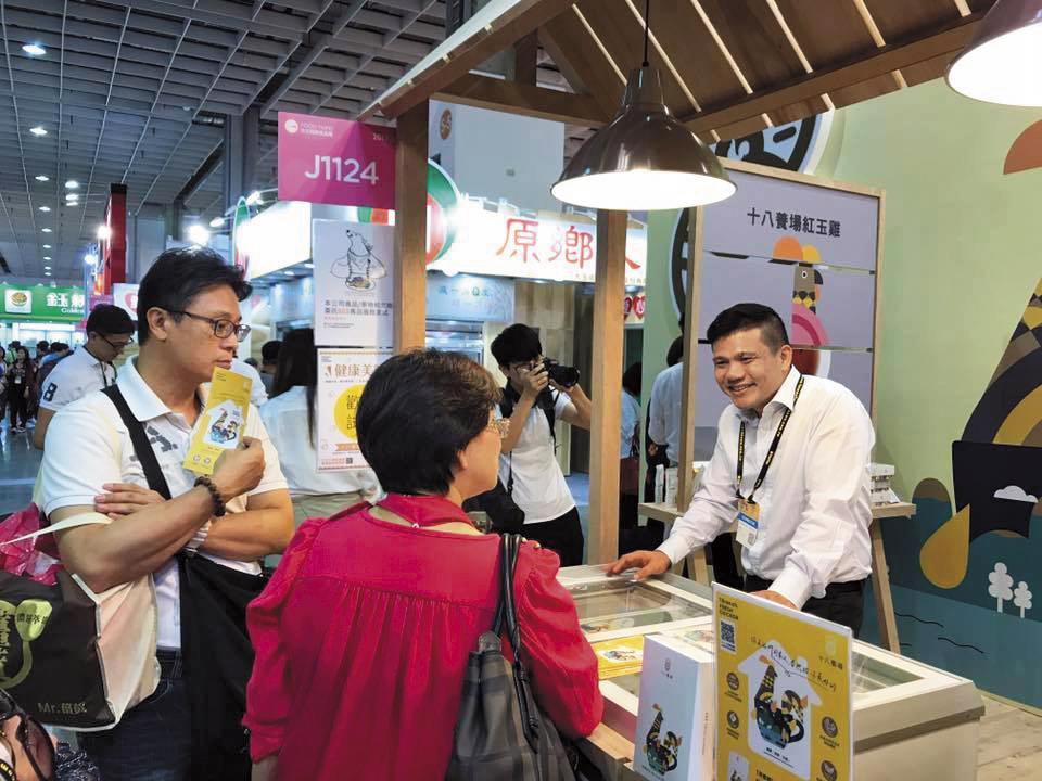 現在的江振德除了管理雞場,也經常參加各種展覽,推廣全程不用藥的雞肉。(江振德提供)