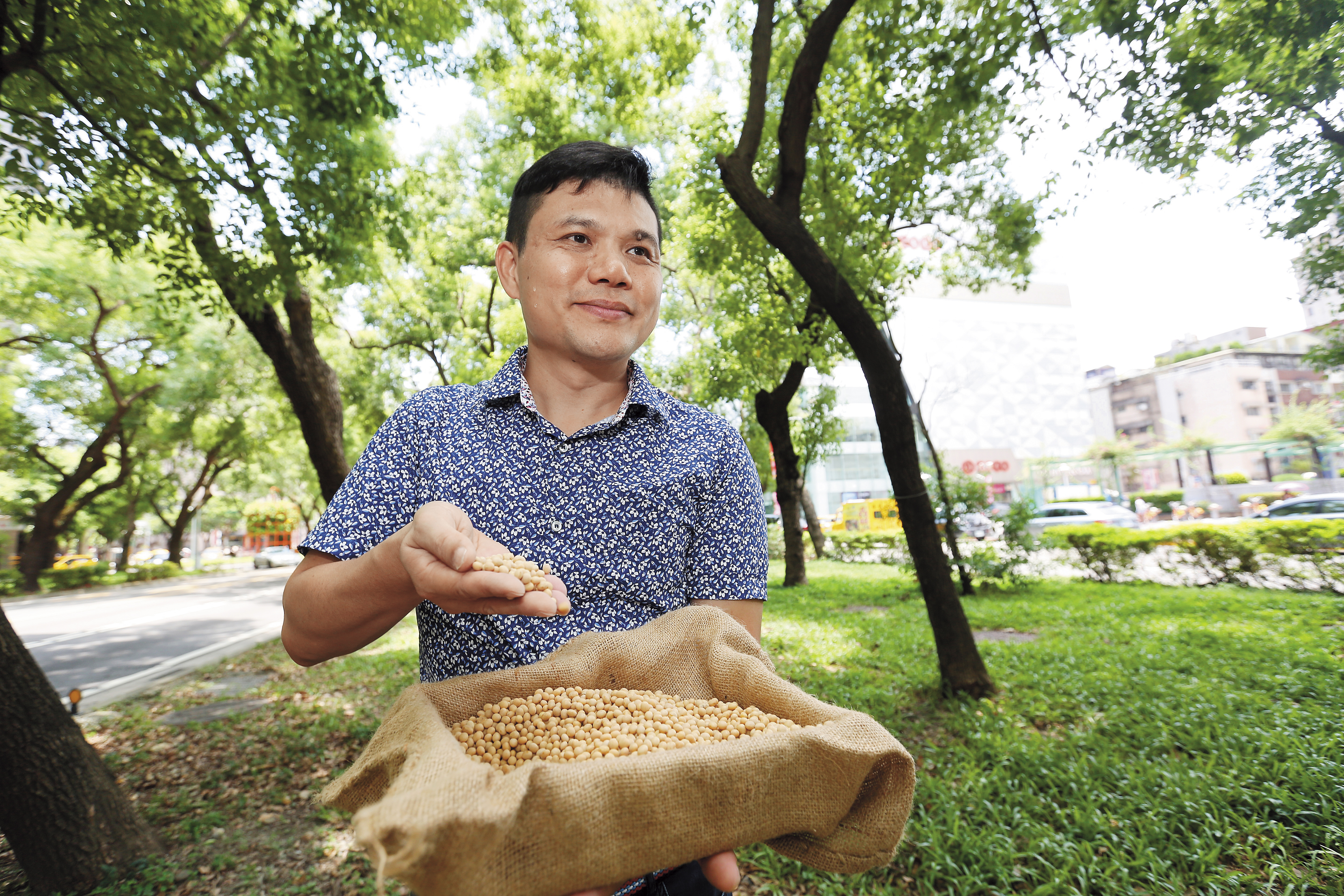 江振德認為採非基改飼料飼養雞隻是未來趨勢，他要跑在前端，也為食安盡點心力。