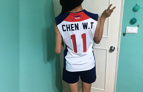 女友穿著陳菀婷的11號球衣，身材看起來頗為纖細。