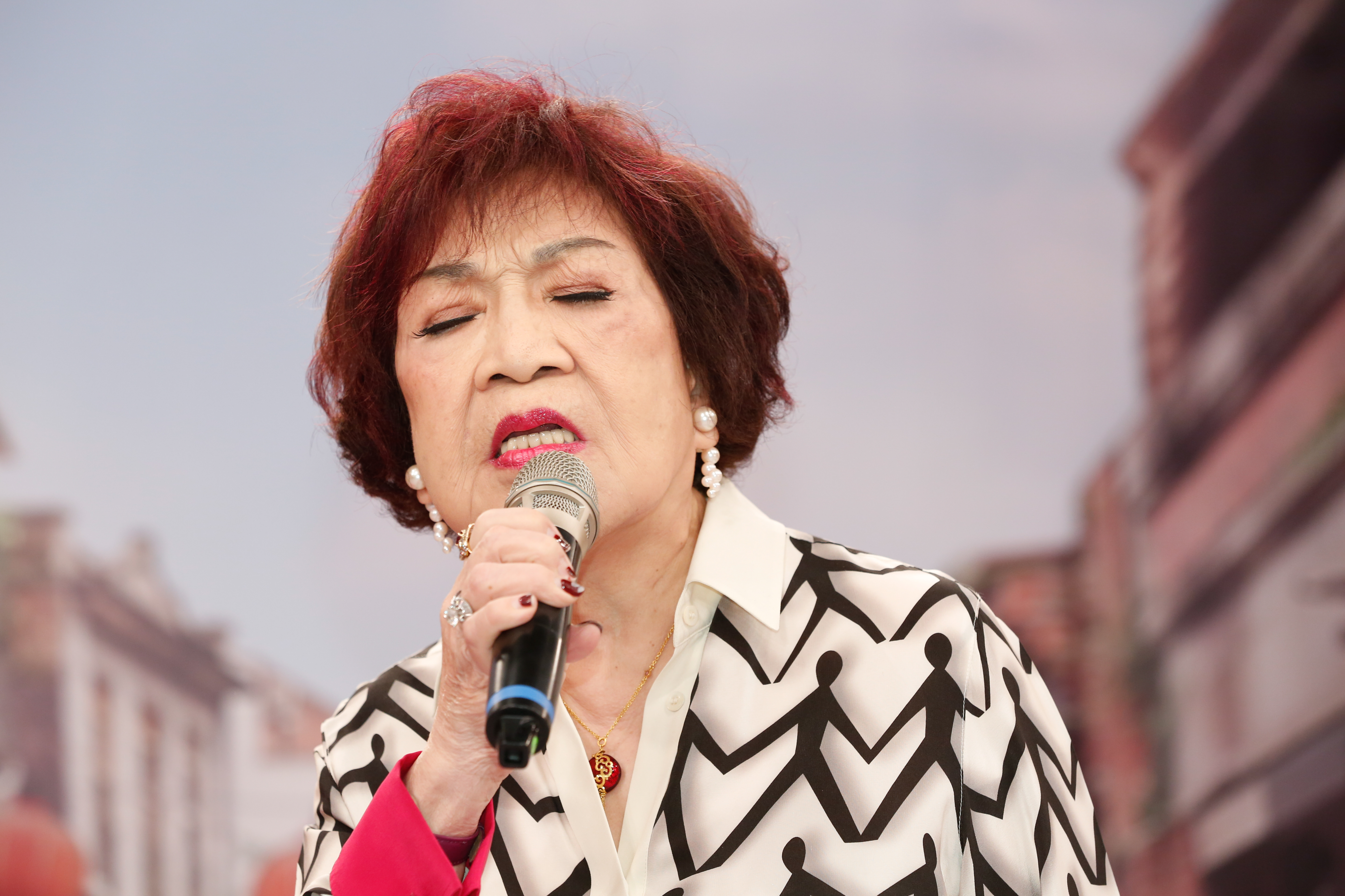 周遊8日進棚錄中視《冰冰Show》高唱〈梨花淚〉，一邊唱著「愛上你永遠不後悔，除了你知心又有誰」。