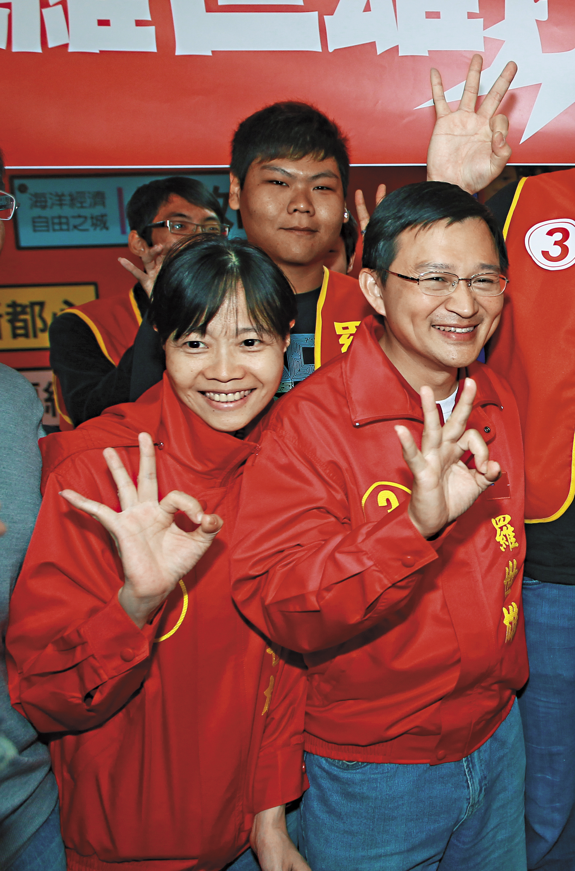 前立委羅世雄（前右）是董事長羅傳進之子，競選立委失利後回到和春任教，妻子呂綺修（前左）更擔任和春副校長，家族經營校務。
