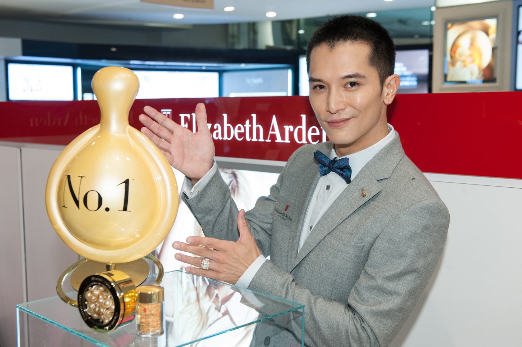 邱澤對眼部保養十分注重。