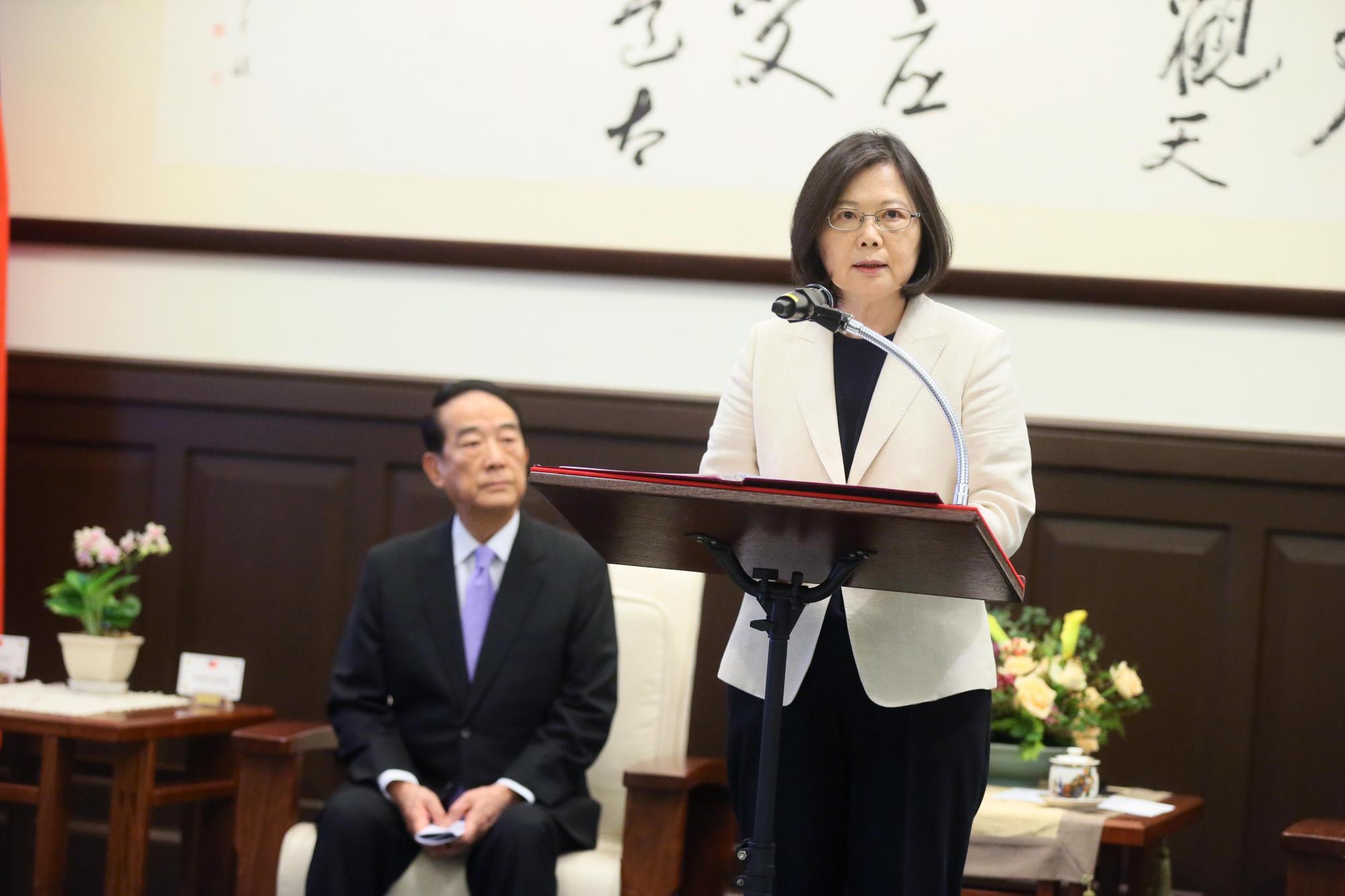 總統蔡英文(右)去年指派親民黨主席宋楚瑜(左)擔任APEC特使。(總統府提供)